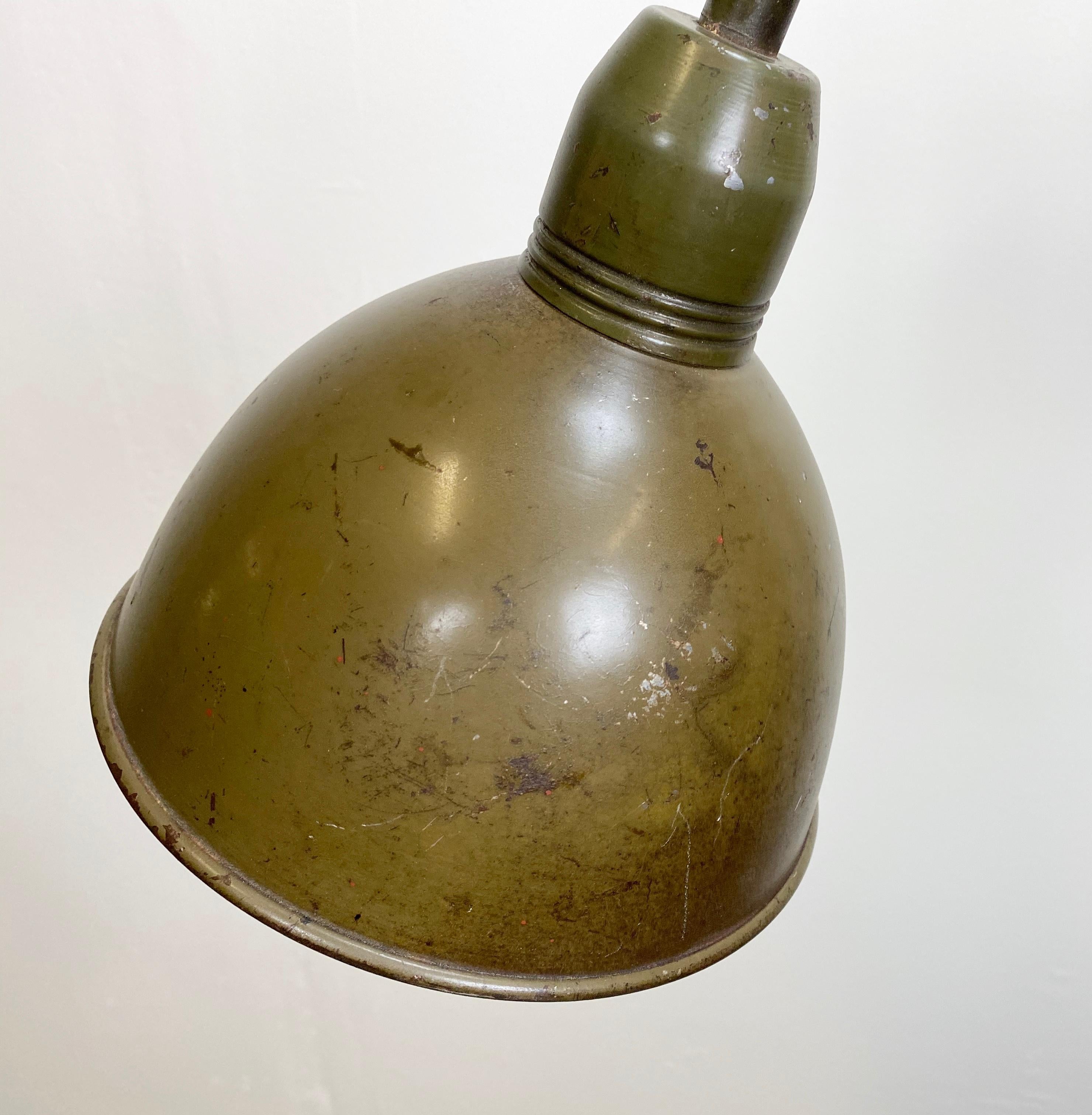 This vintage Industrial scissor lamp was produced by Elektroinstala in former Czechoslovakia during the 1960s. It has a green lampshade. The scissor arm is extendable and can be turned sideways. The lamp has new porcelain socket for E 27 lightbulbs