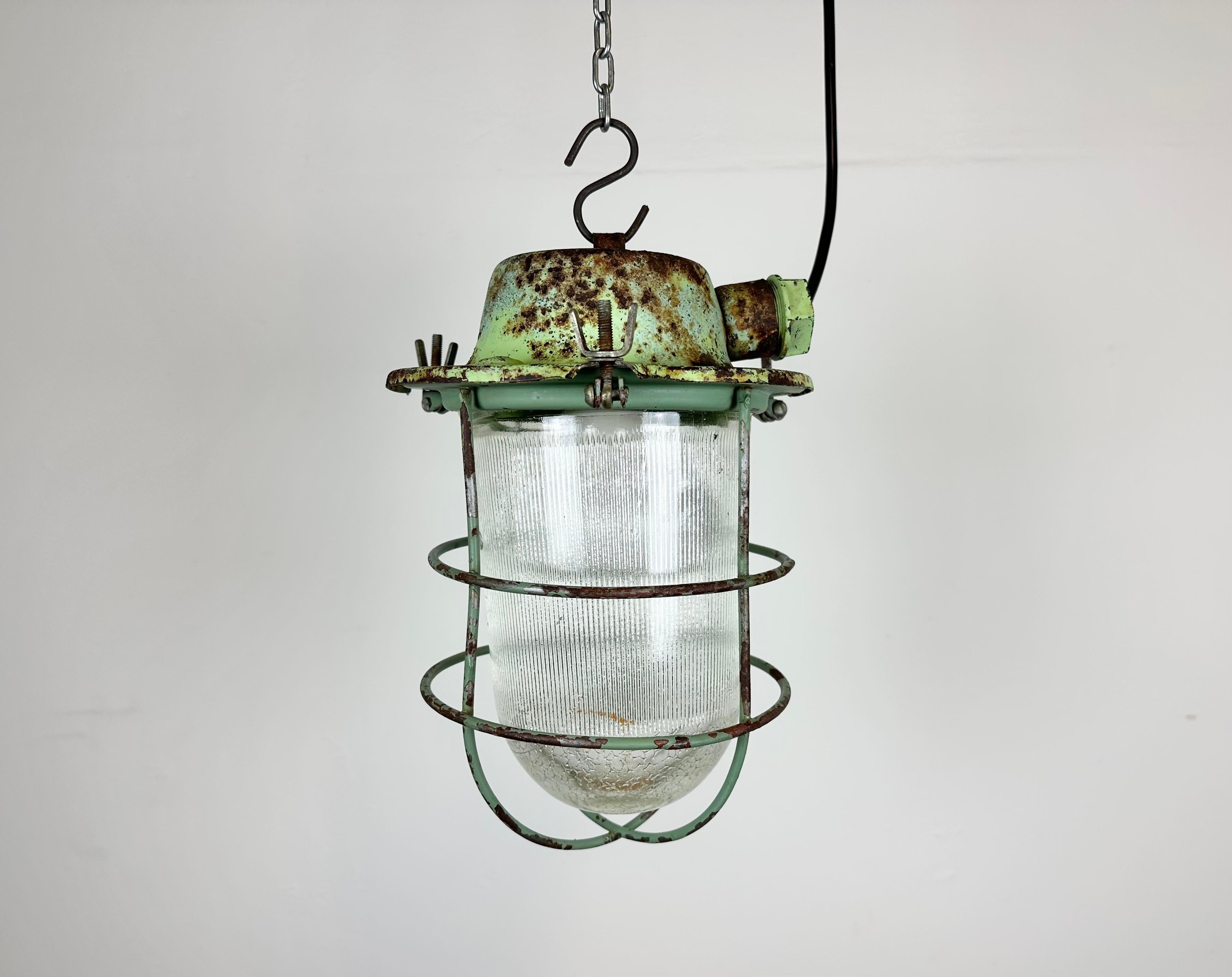 - Vintage Industrial lamp from the 1960s 
- Made in former Soviet Union
- Green iron top and grid
- Stripped glass cover
- The socket requires E 27/ E26 lightbulbs 
- New wire 
- Diameter: 22 cm
- Weight : 3 kg.