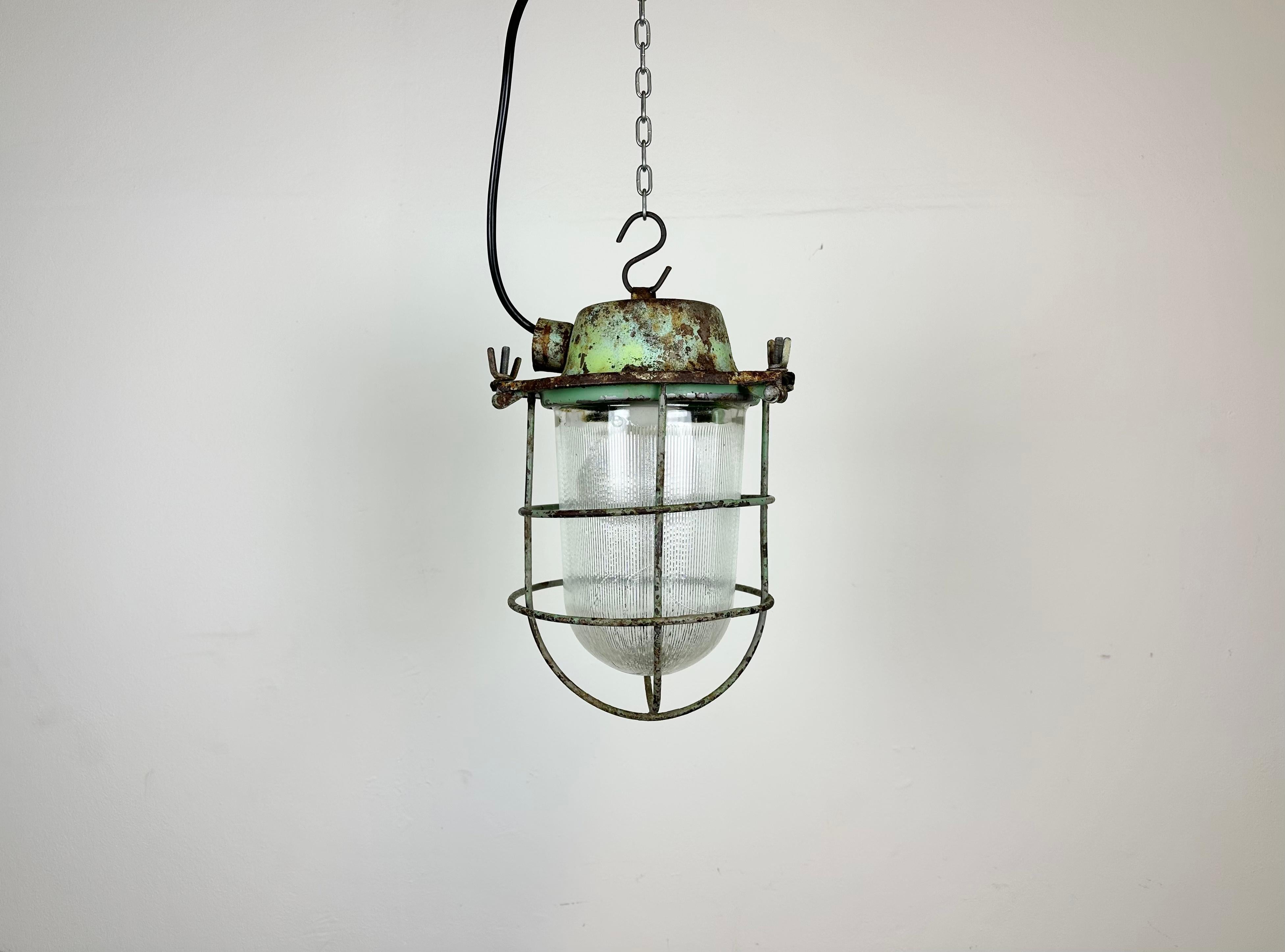 - Vintage Industrial lamp from the 1960s 
- Made in former Soviet Union
- Green iron top and grid
- Stripped glass cover
- The socket requires E 27/ E26 lightbulbs 
- New wire 
- Diameter: 22 cm
- Weight : 3 kg.