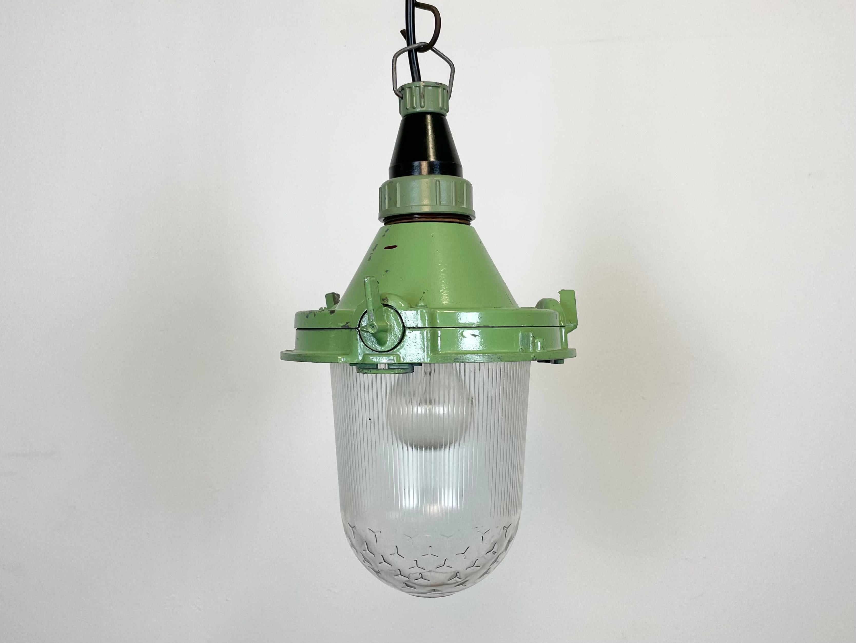 Green industrial light with massive protective glass bulb. Made in former Soviet Union during the 1960s. It features cast aluminium body and clear glass cover. The socket requires E27 lightbulbs. Newly wired. Weight: 2.3 kg.