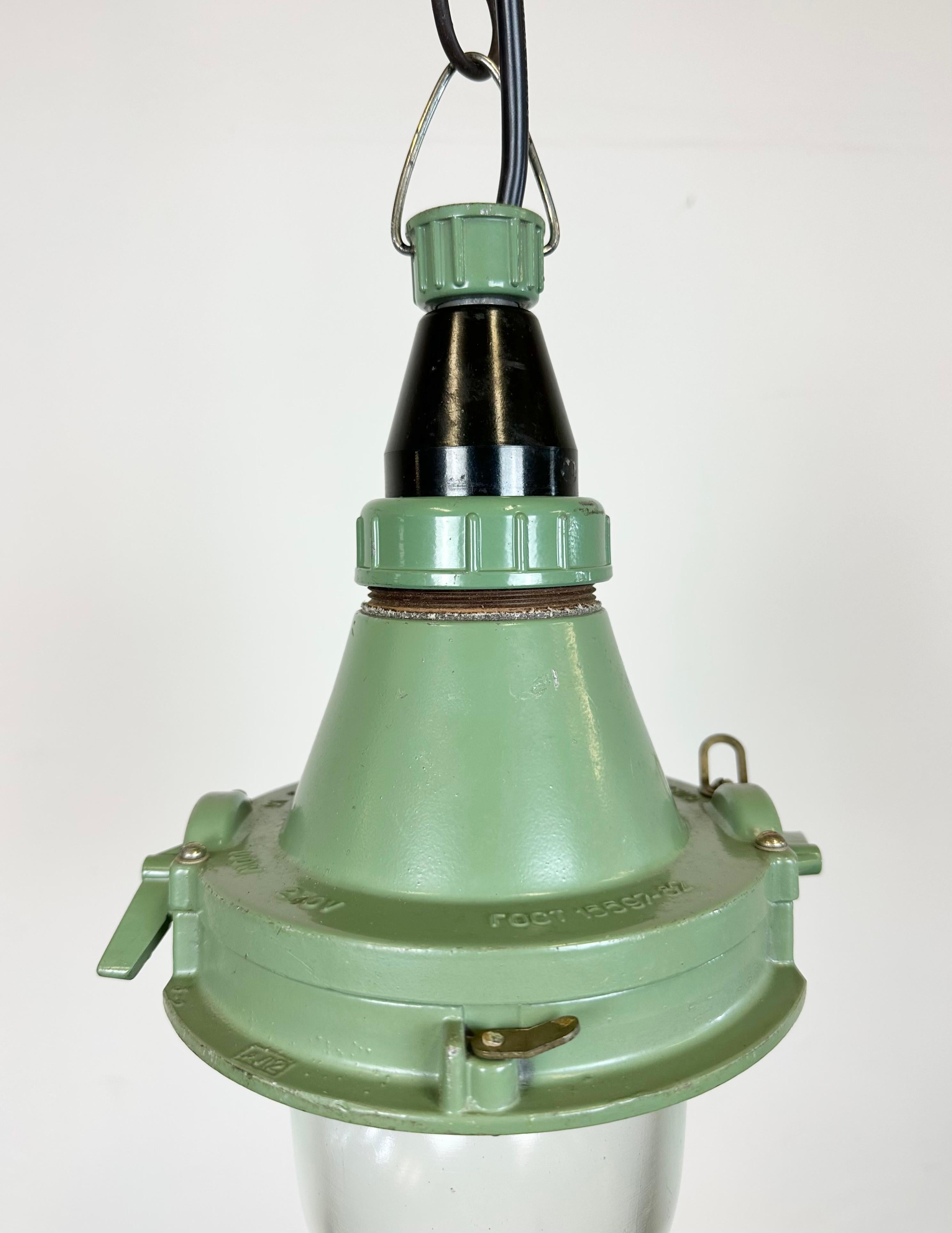 Green Industrial Soviet Pendant Light, 1960s In Good Condition For Sale In Kojetice, CZ