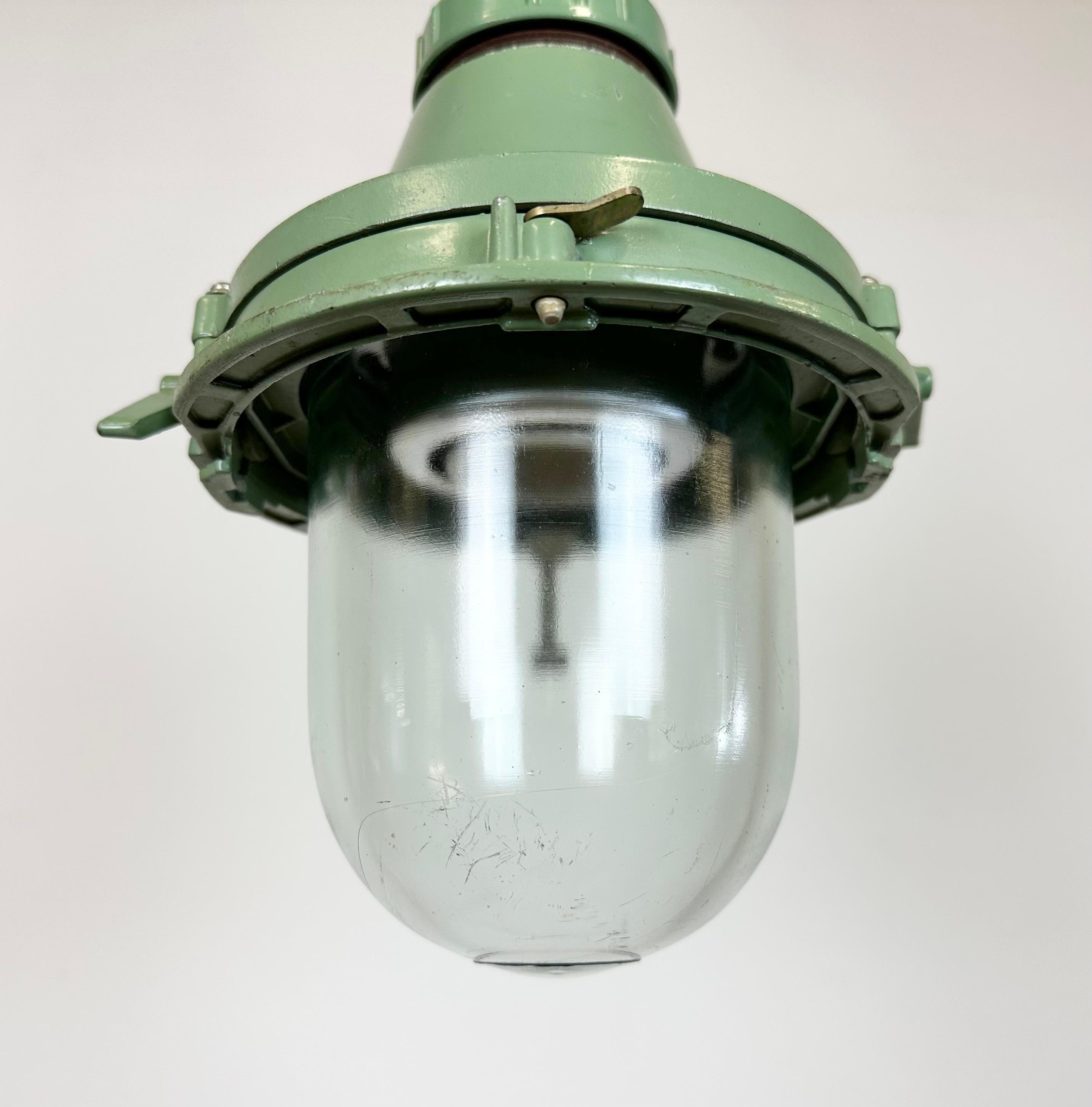 Lampada a sospensione sovietica industriale verde, anni '60 In condizioni buone in vendita a Kojetice, CZ