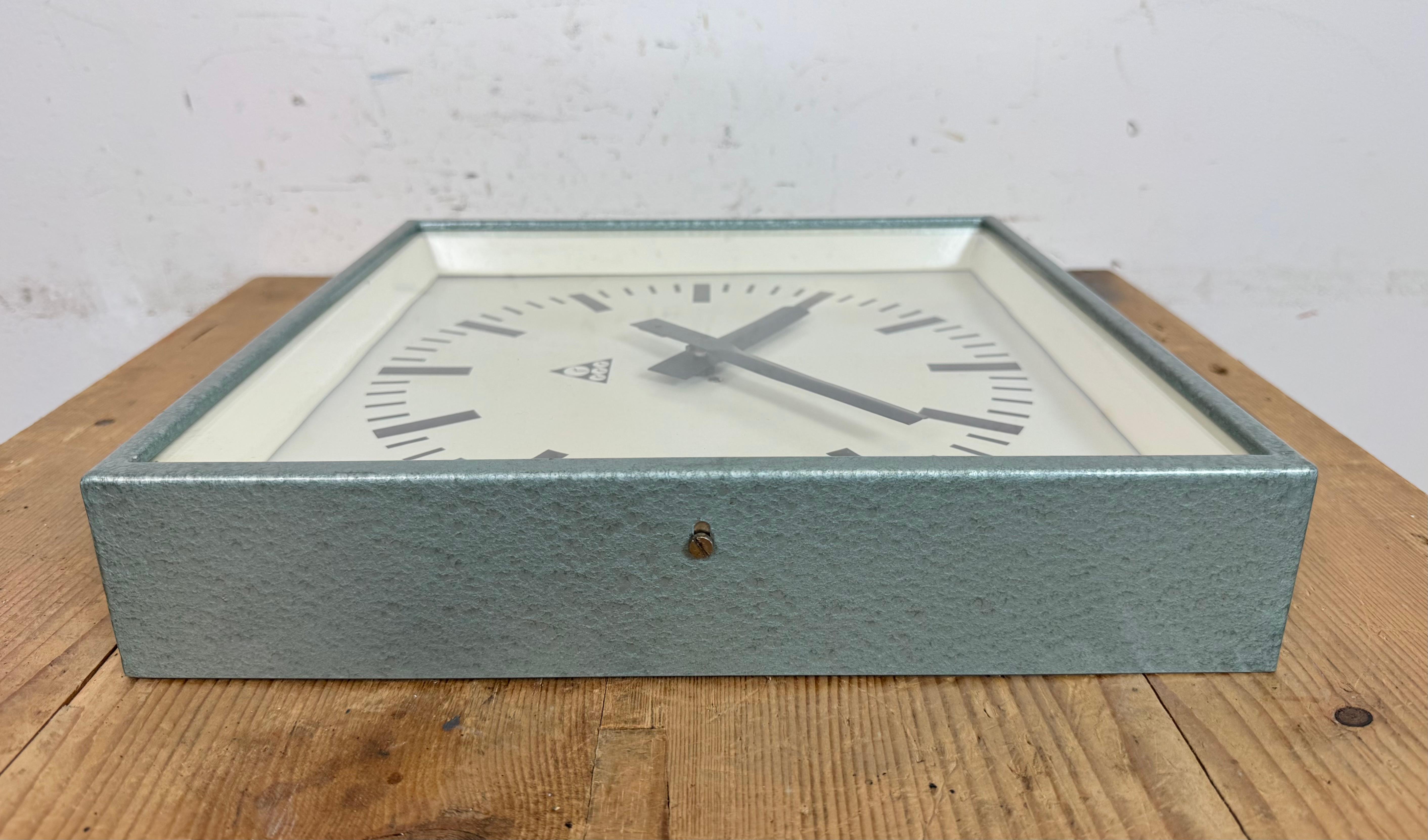 Orologio da parete quadrato industriale Greene & Greene di Pragotron, anni '70 in vendita 4