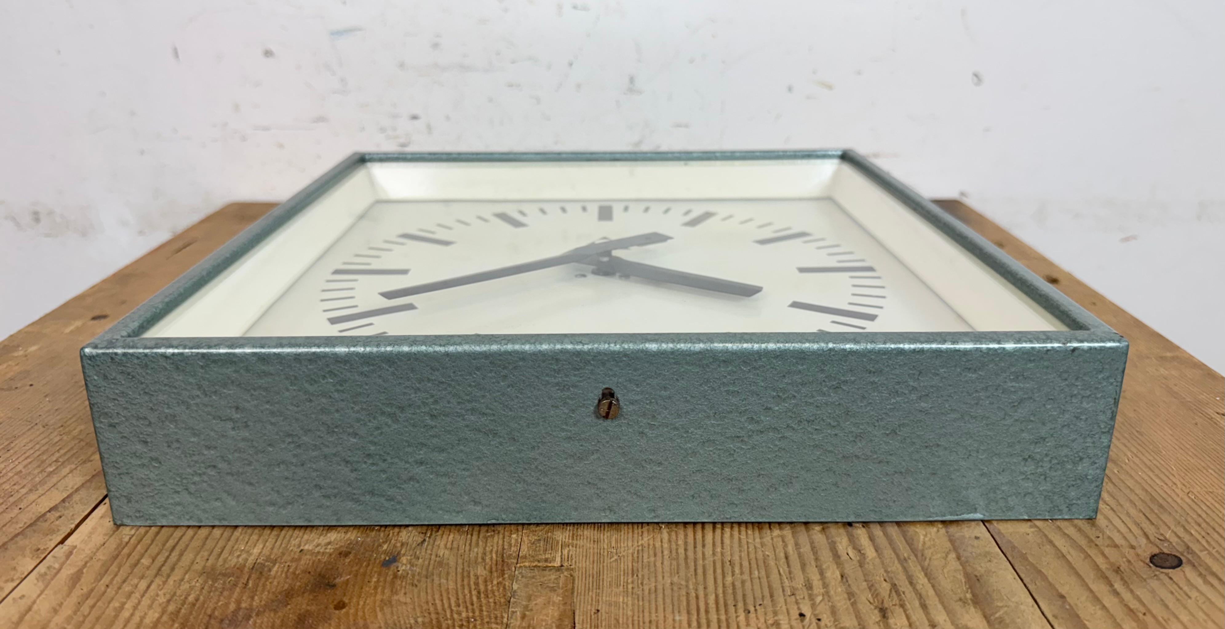 Orologio da parete quadrato industriale Greene & Greene di Pragotron, anni '70 in vendita 5