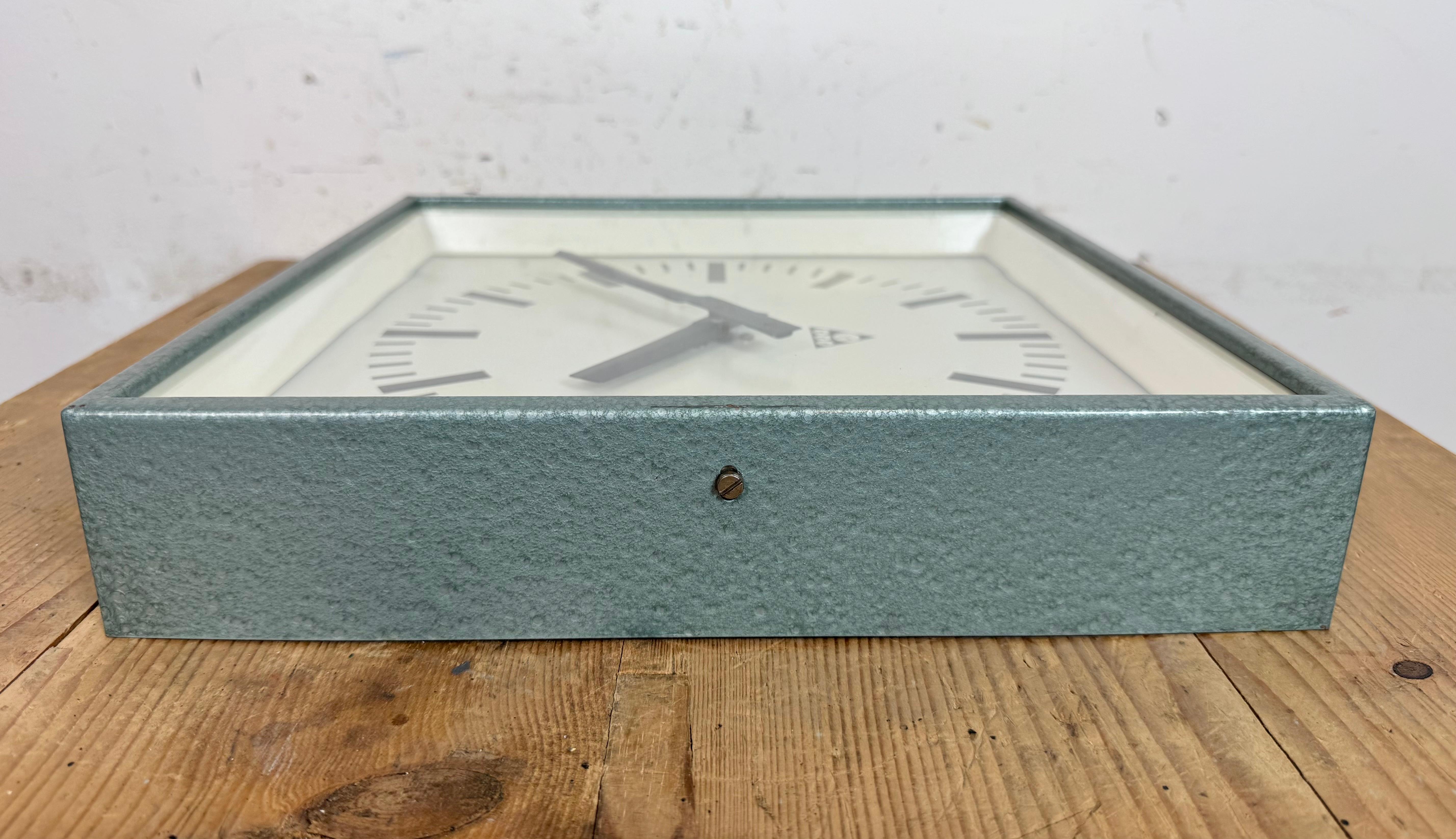 Orologio da parete quadrato industriale Greene & Greene di Pragotron, anni '70 in vendita 6