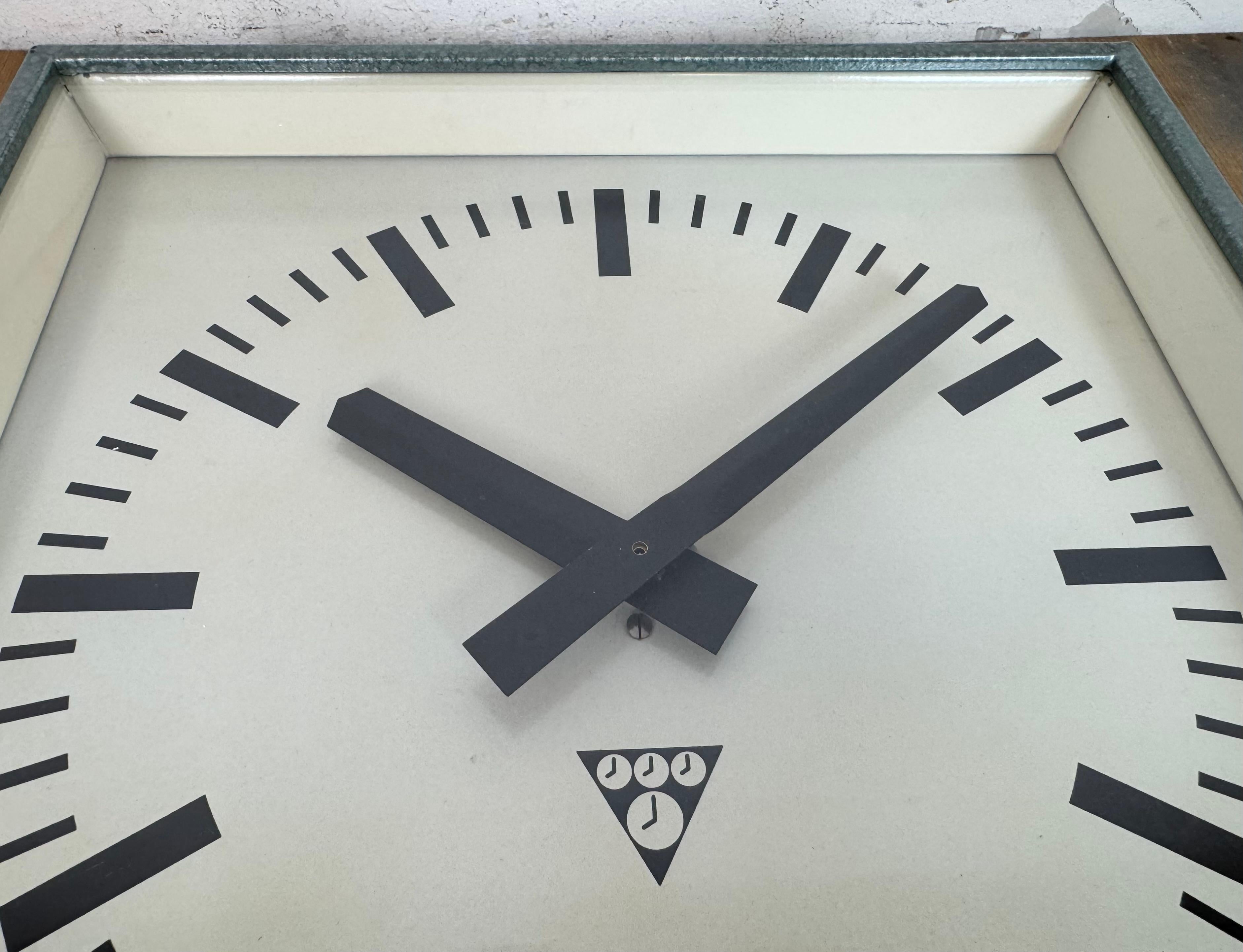 Orologio da parete quadrato industriale Greene & Greene di Pragotron, anni '70 in vendita 7