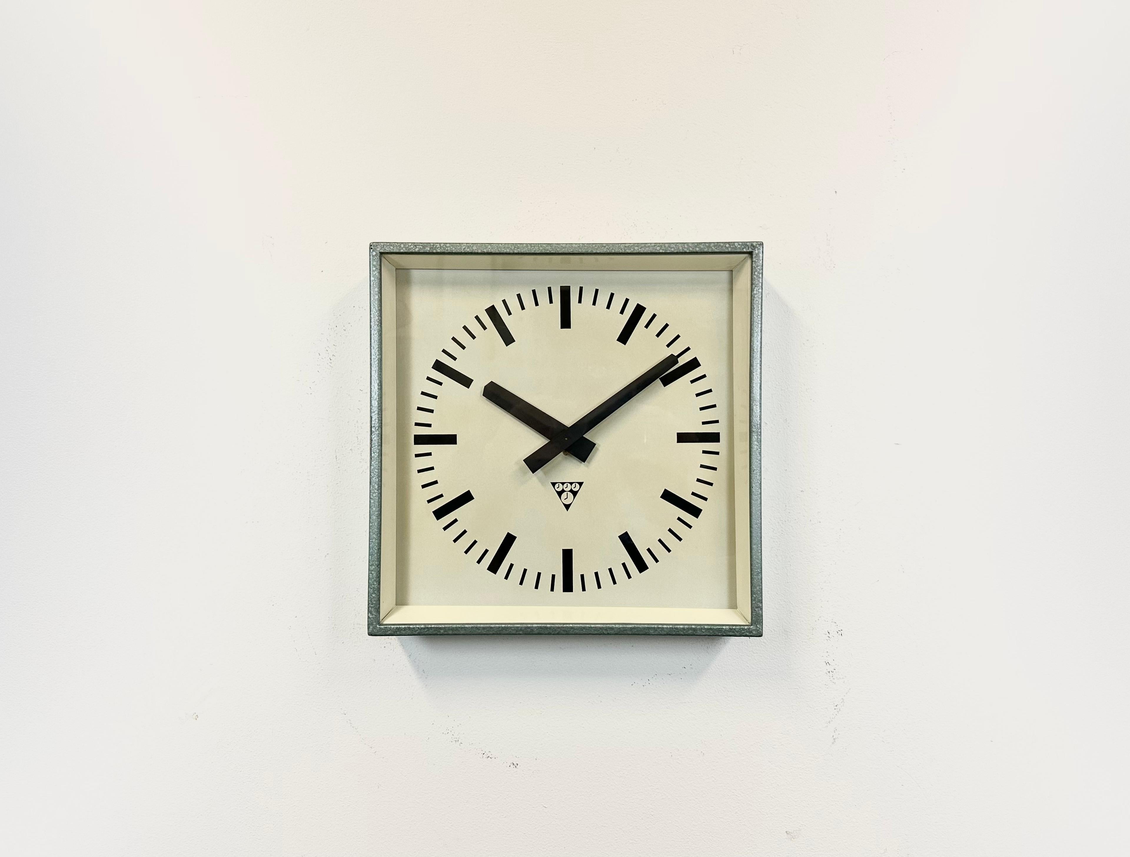 - Von Pragotron in der ehemaligen Tschechoslowakei in den 1970er Jahren hergestellte Uhr 
- Wurde in Fabriken, Schulen und Bahnhöfen verwendet 
- Metallgehäuse mit grüner Hammerschlagfarbe 
- Zifferblatt und Zeiger aus Aluminium 
- Abdeckung aus