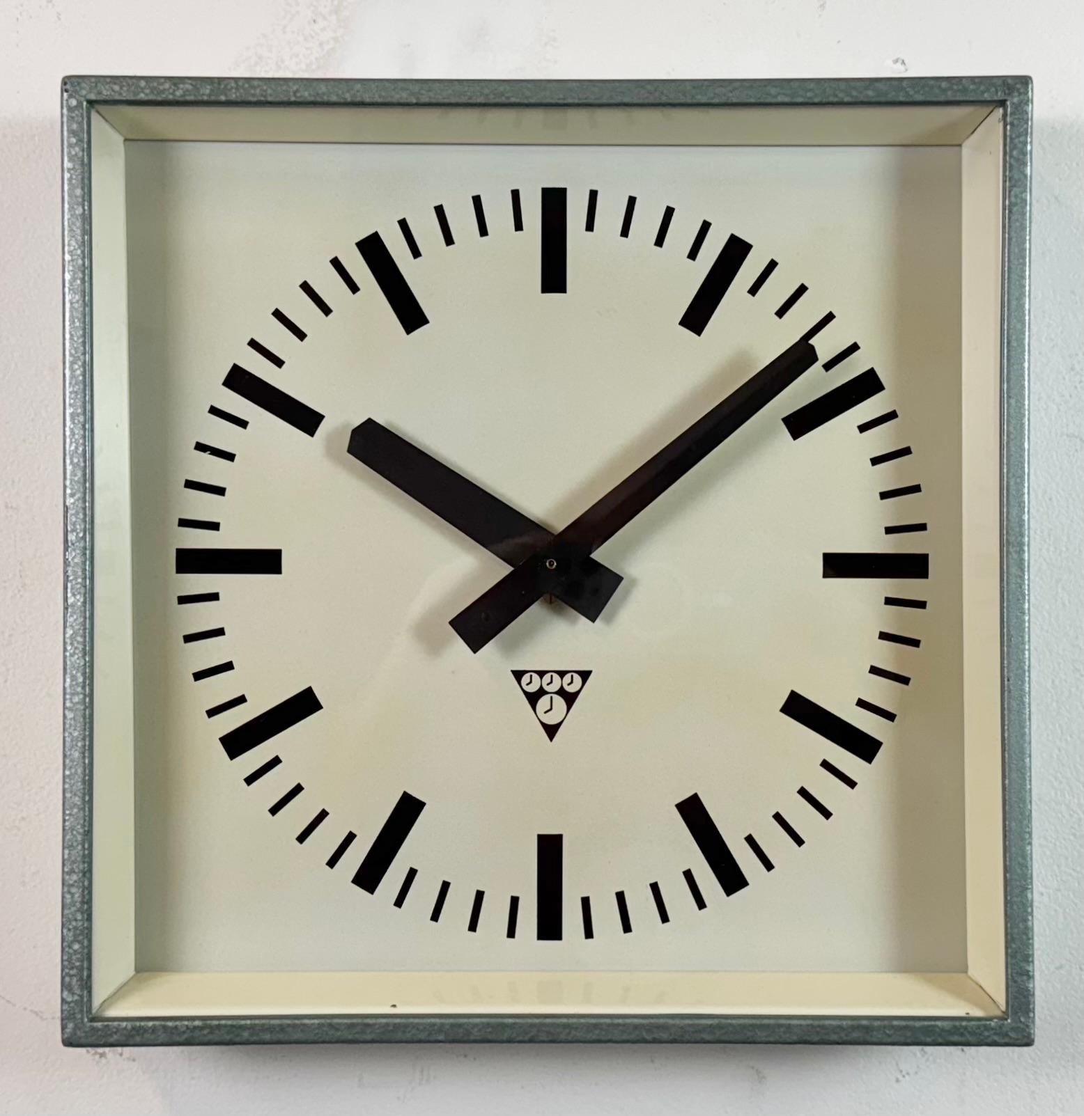 Industriale Orologio da parete quadrato industriale Greene & Greene di Pragotron, anni '70 in vendita
