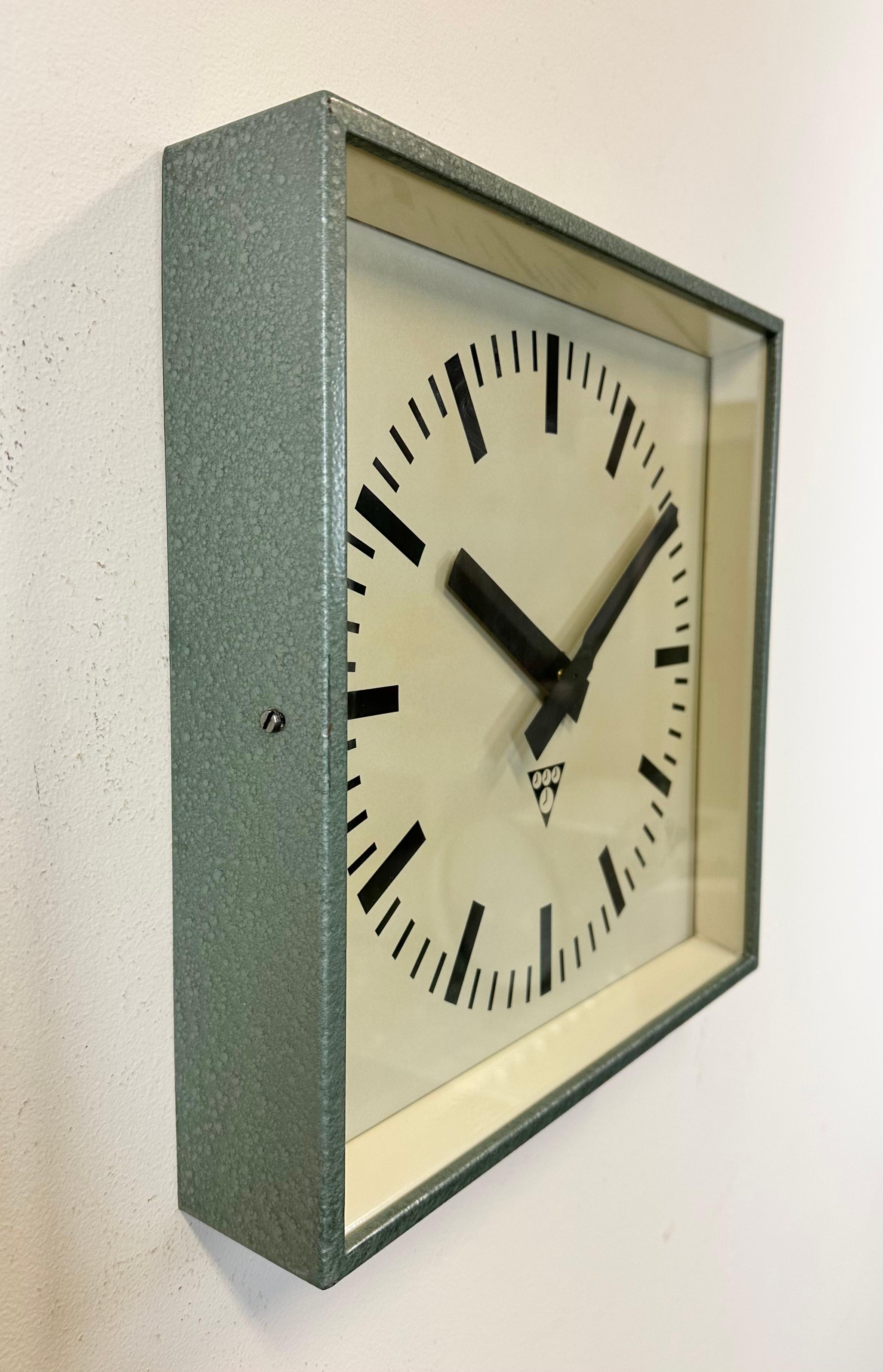 Tchèque Horloge murale industrielle carrée verte de Pragotron, années 1970 en vente