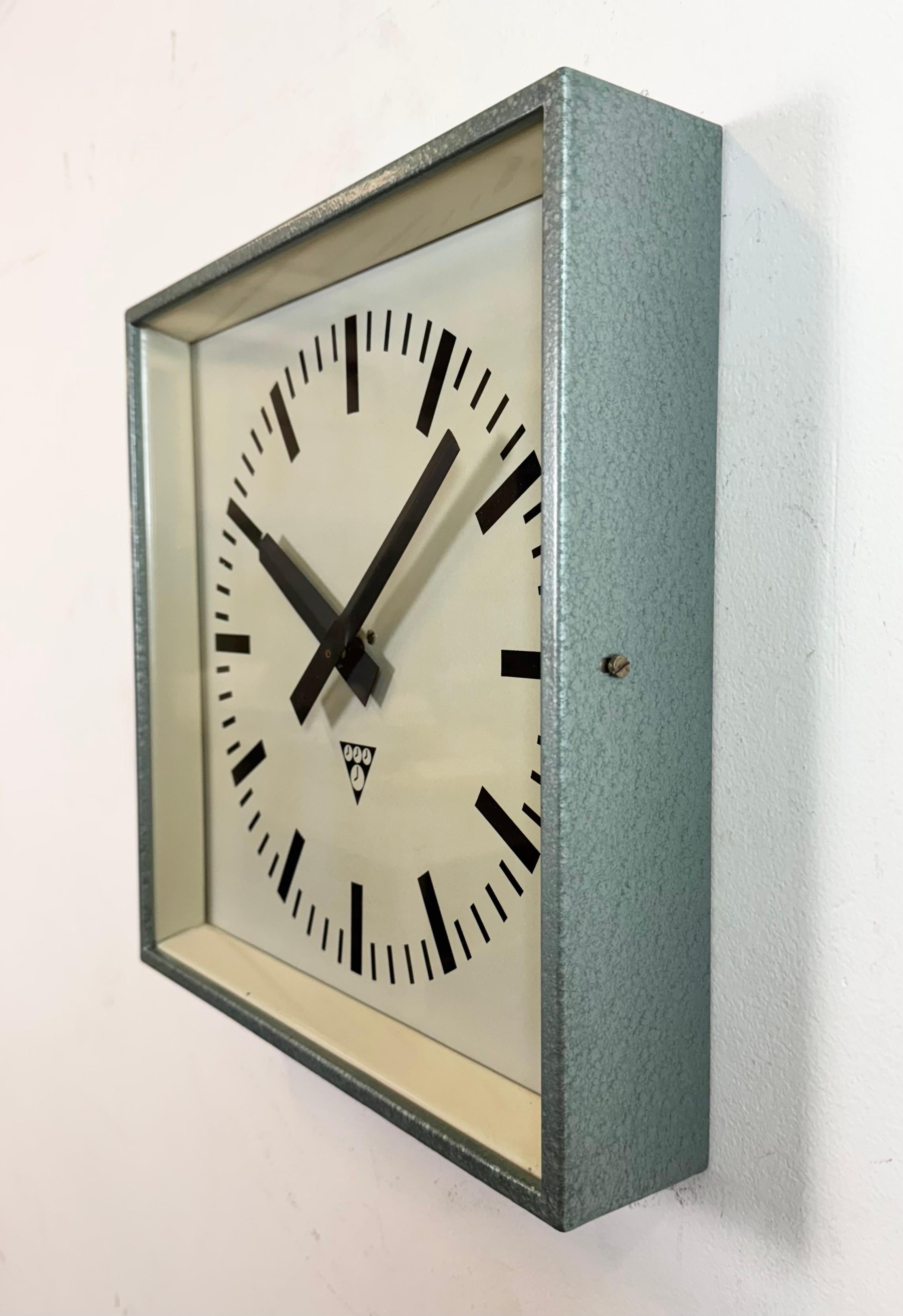 Ceco Orologio da parete quadrato industriale Greene & Greene di Pragotron, anni '70 in vendita