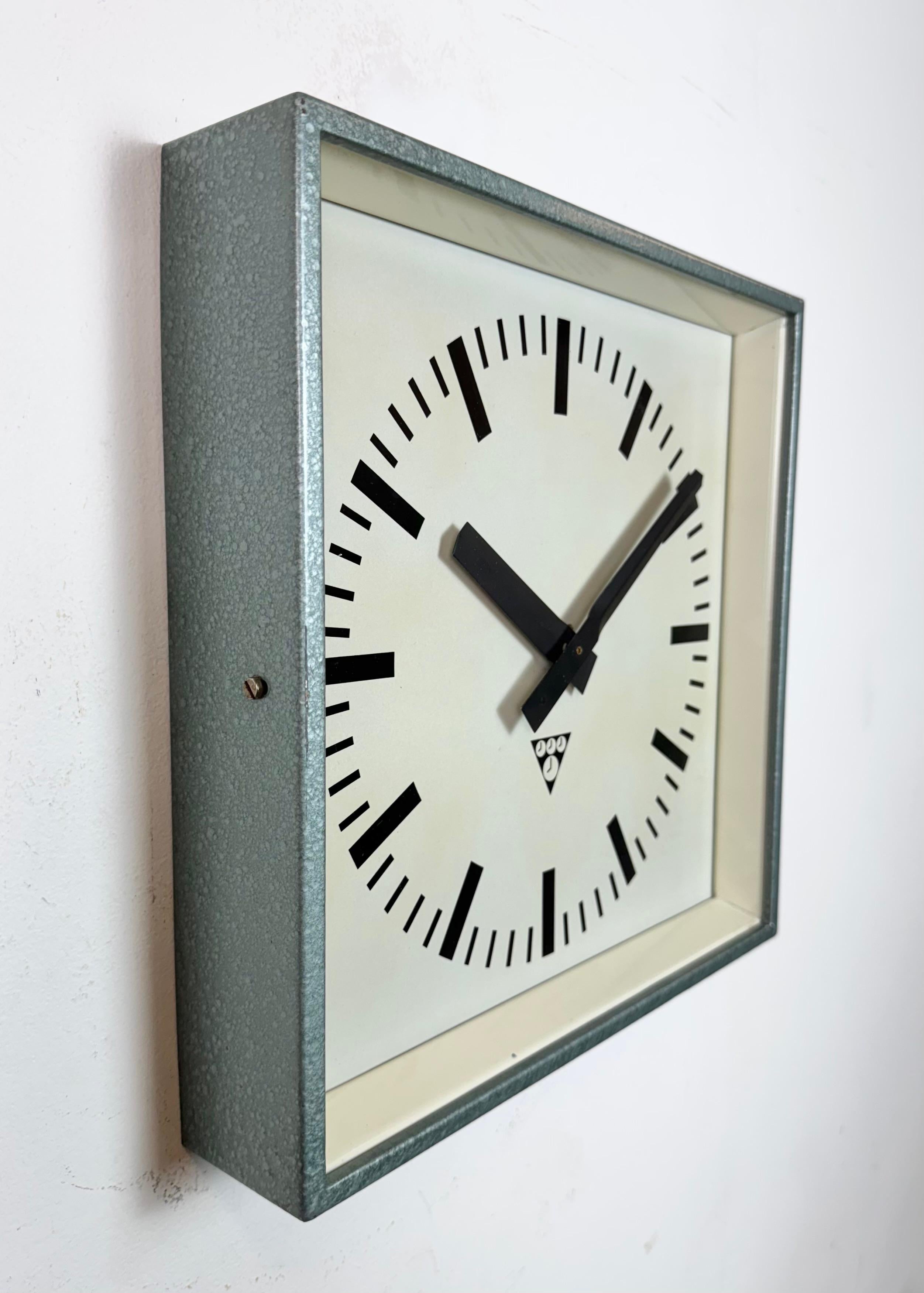 Orologio da parete quadrato industriale Greene & Greene di Pragotron, anni '70 In condizioni buone in vendita a Kojetice, CZ