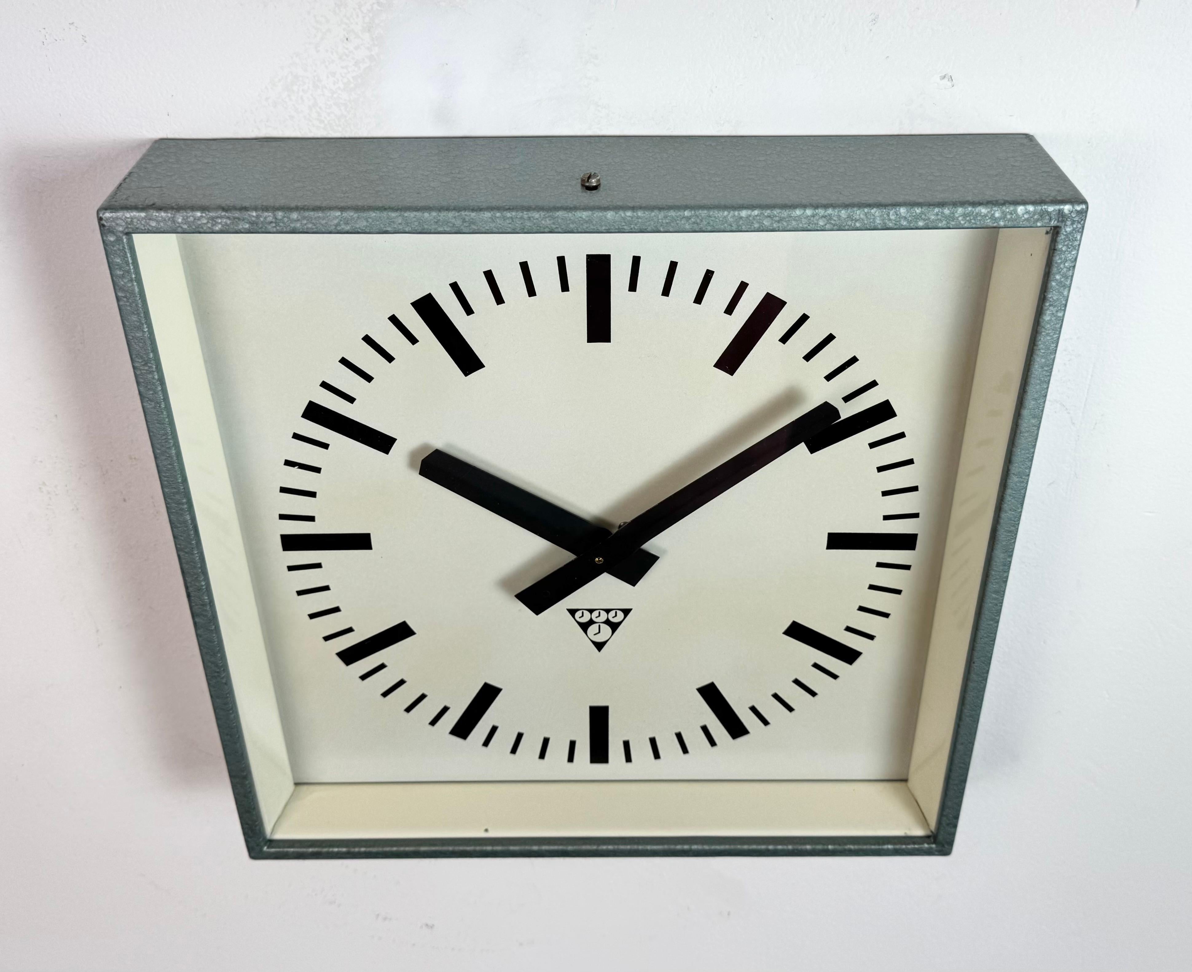 Fine XX secolo Orologio da parete quadrato industriale Greene & Greene di Pragotron, anni '70 in vendita