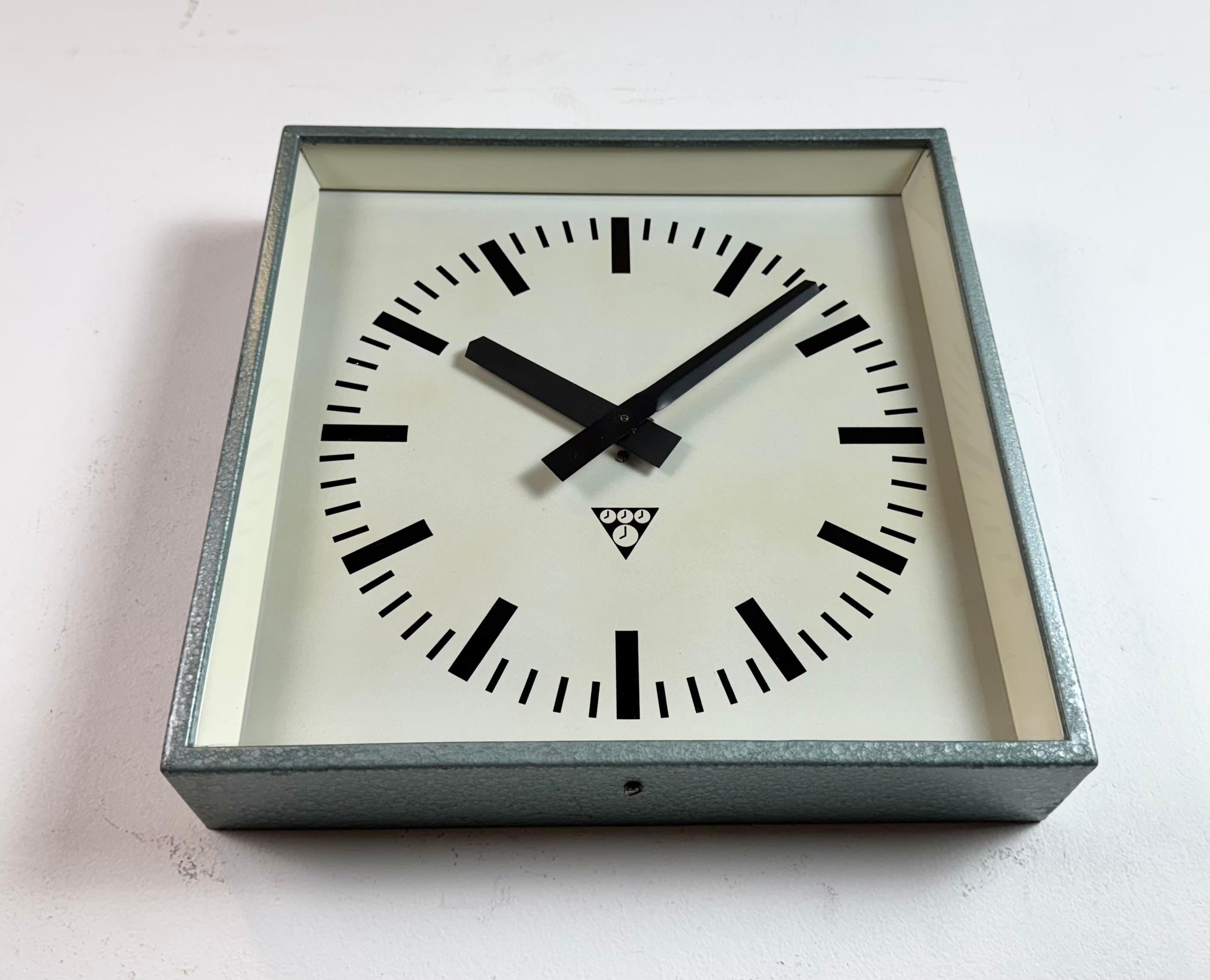 Vetro Orologio da parete quadrato industriale Greene & Greene di Pragotron, anni '70 in vendita