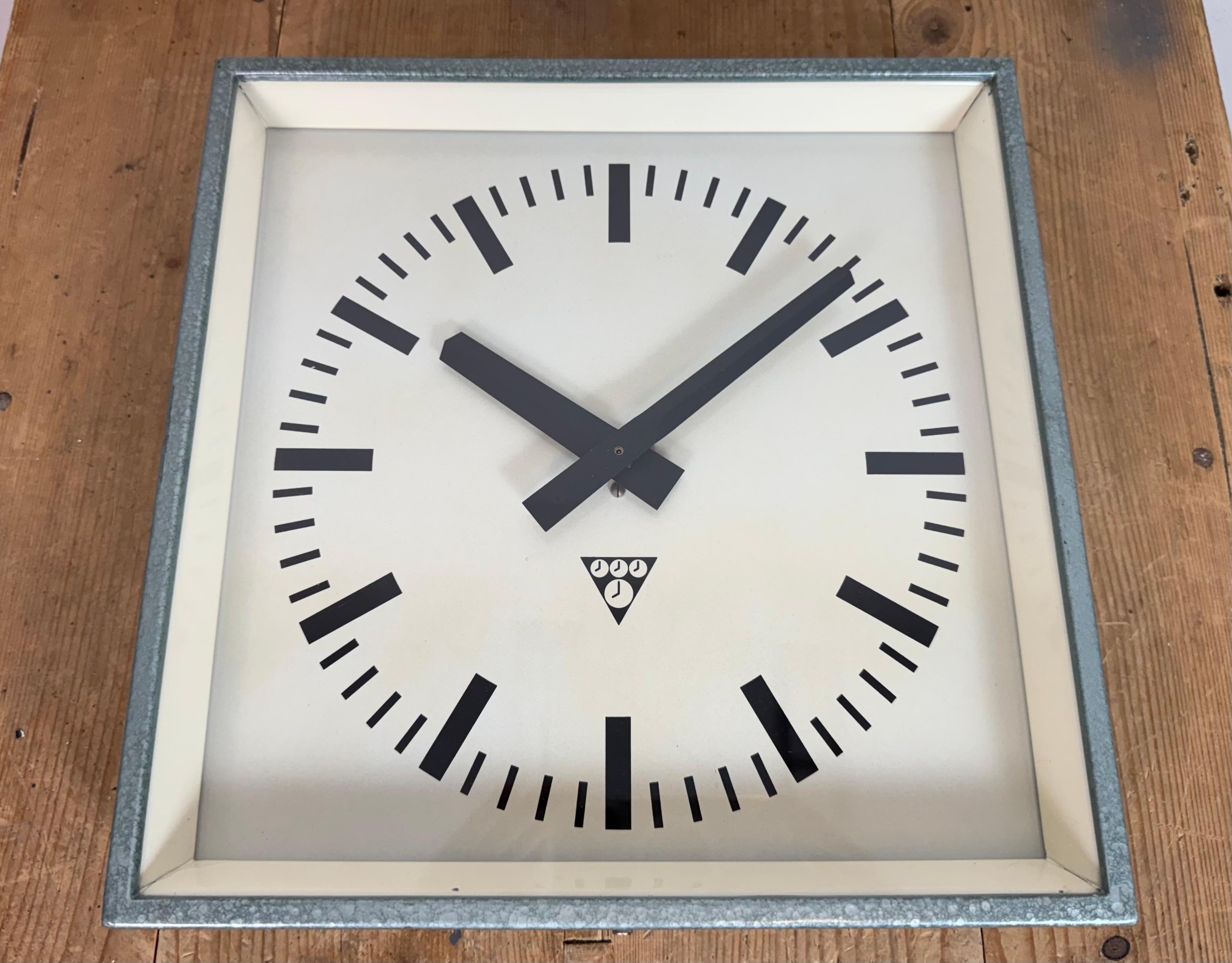 Orologio da parete quadrato industriale Greene & Greene di Pragotron, anni '70 in vendita 2