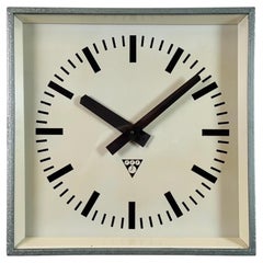 Horloge murale industrielle carrée verte de Pragotron, années 1970