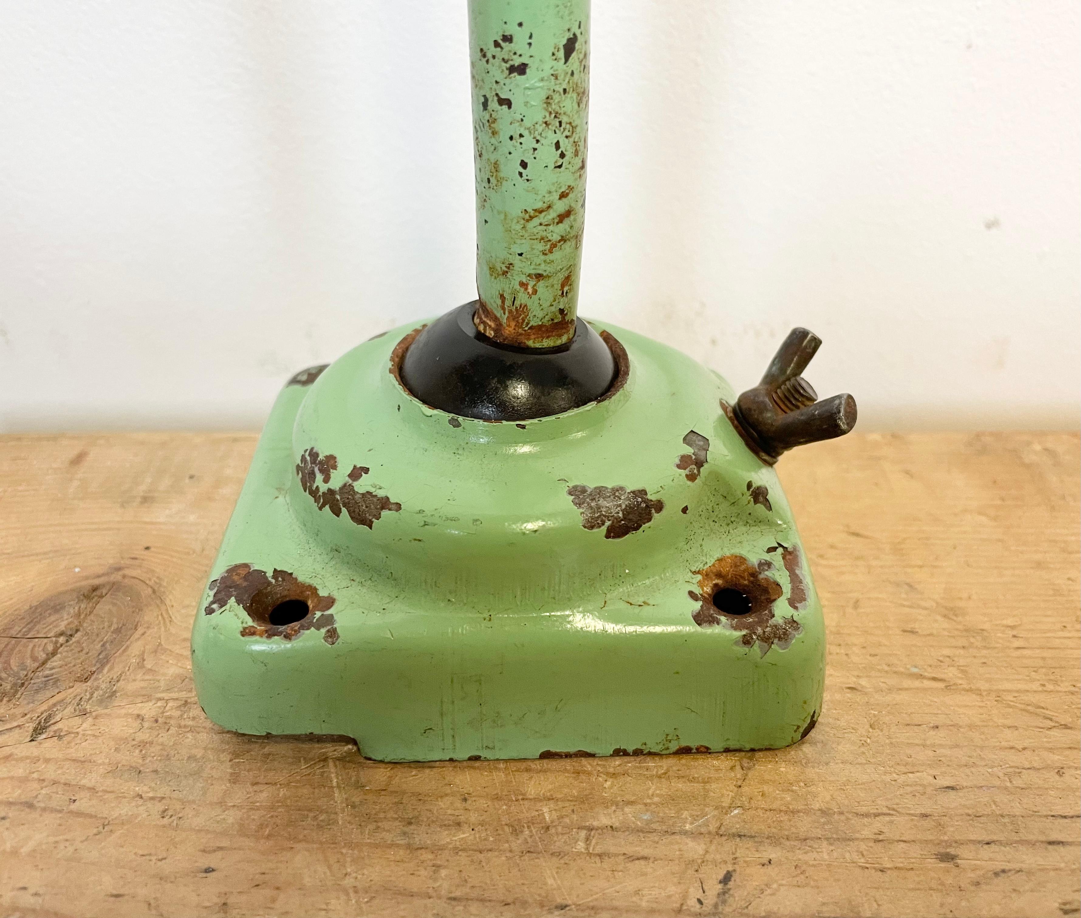 Lampe de table industrielle verte, années 1960 en vente 3