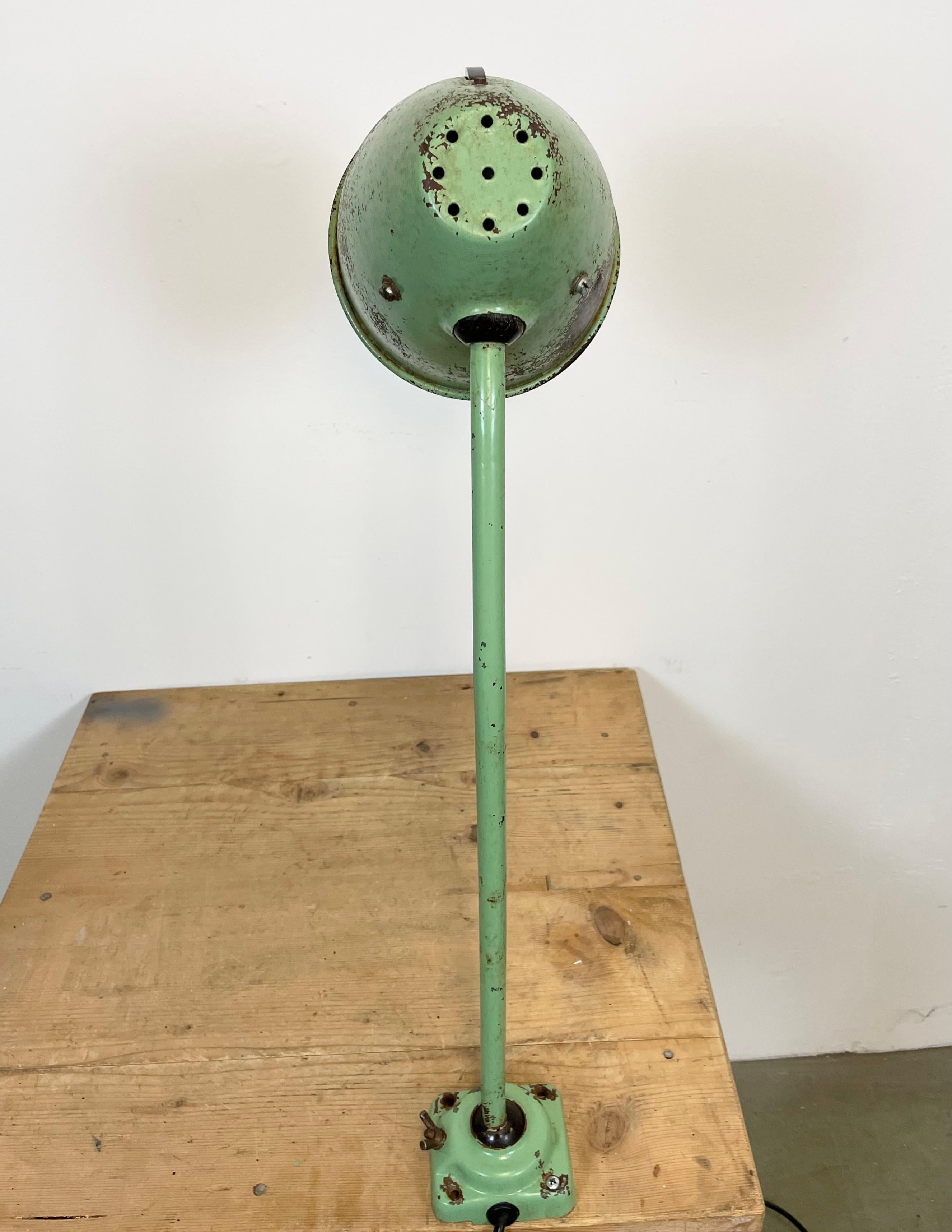 Lampe de table industrielle verte, années 1960 en vente 4