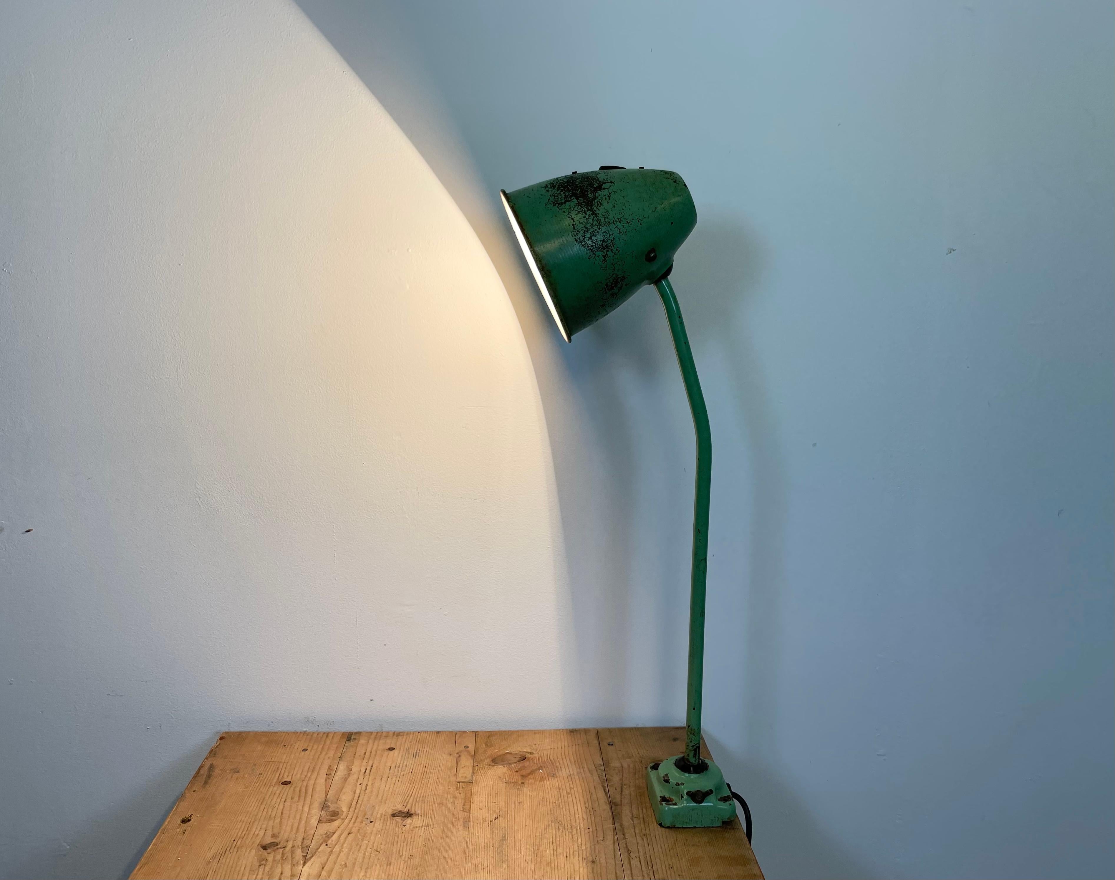 Lampe de table industrielle verte, années 1960 en vente 7