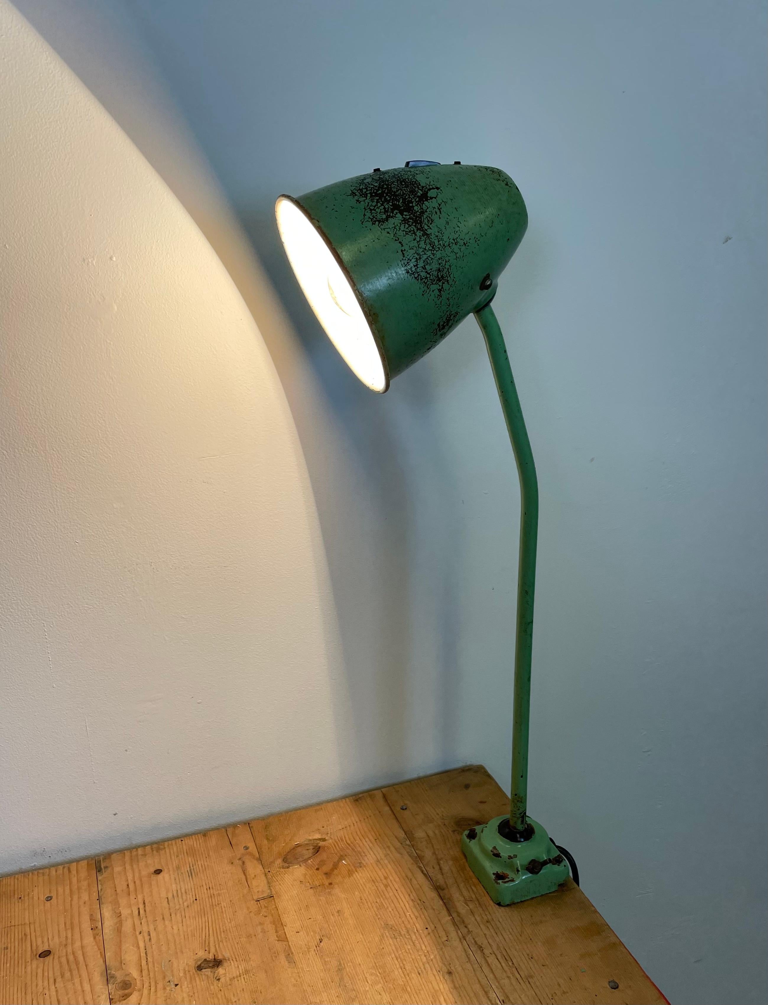 Lampe de table industrielle verte, années 1960 en vente 8
