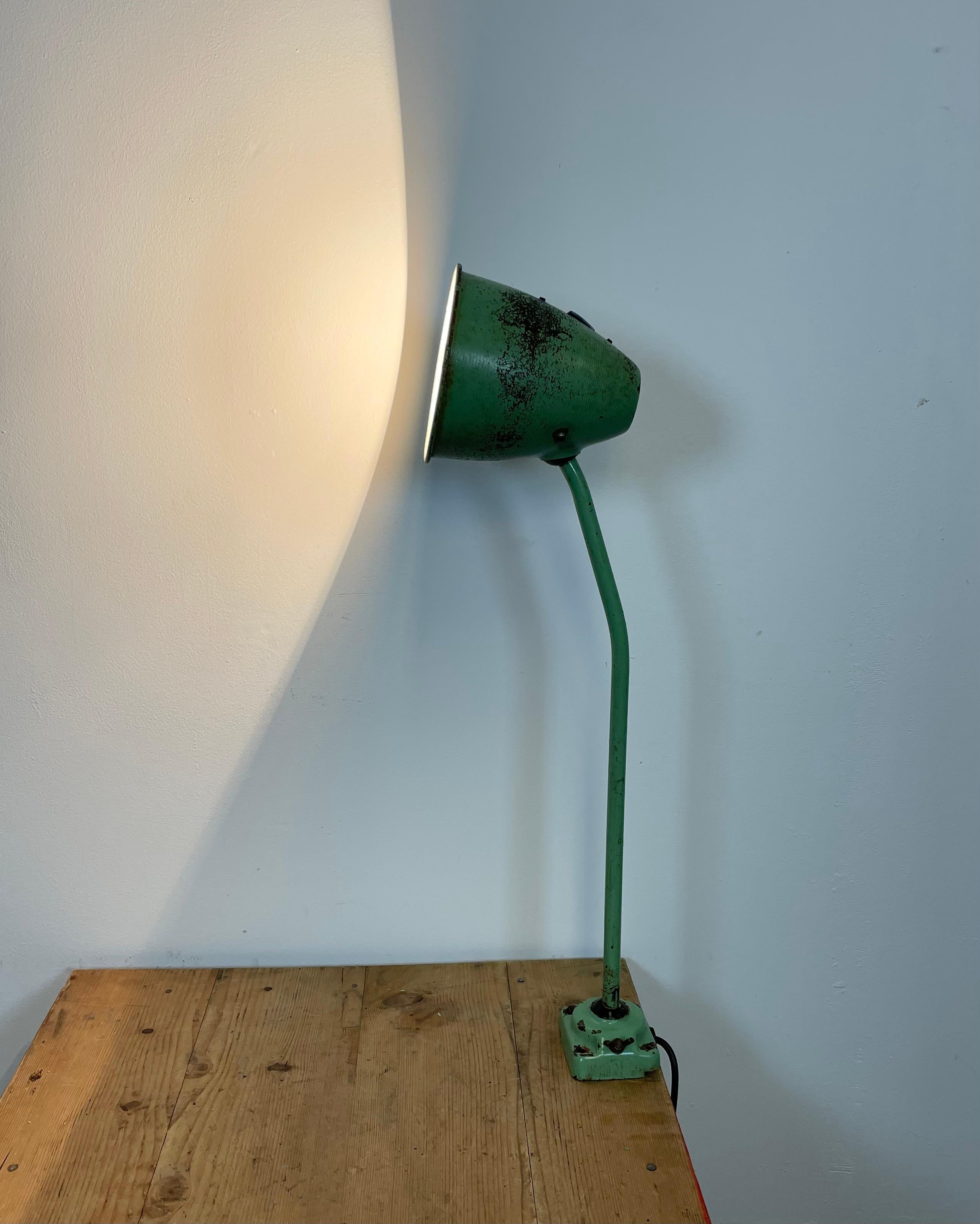 Lampe de table industrielle verte, années 1960 en vente 9