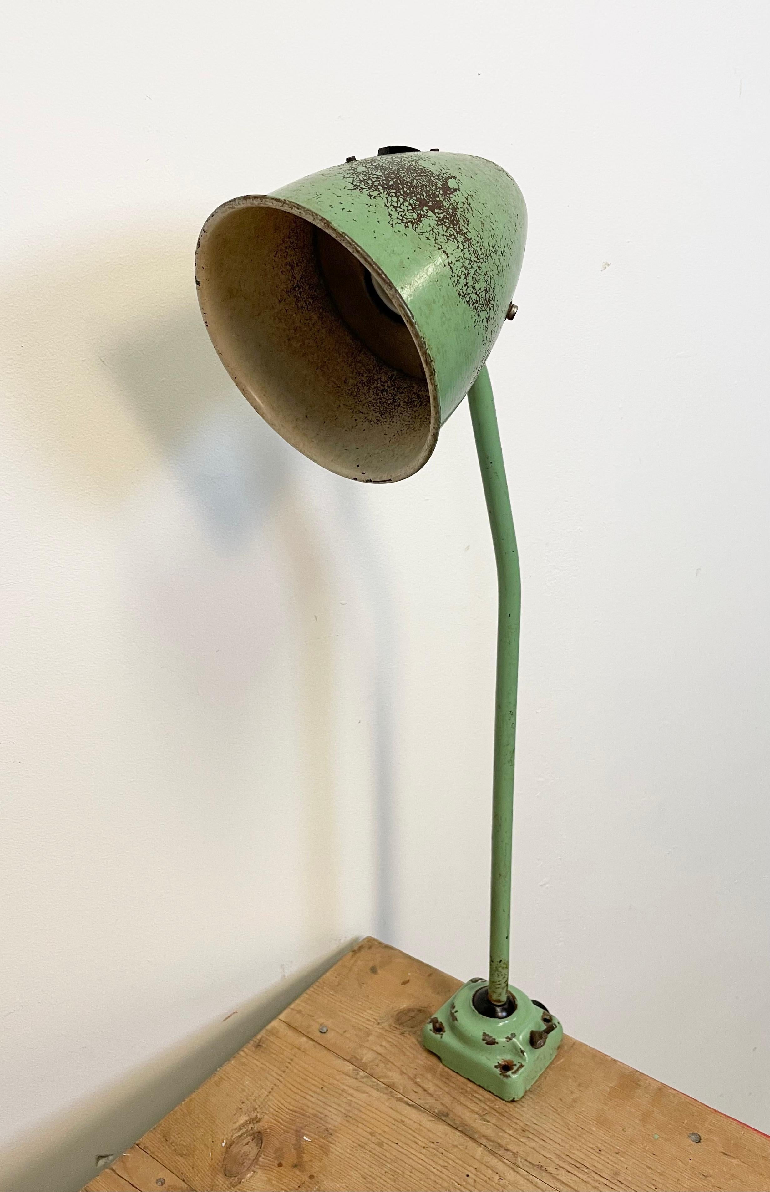 Lampe de table industrielle verte, années 1960 Bon état - En vente à Kojetice, CZ