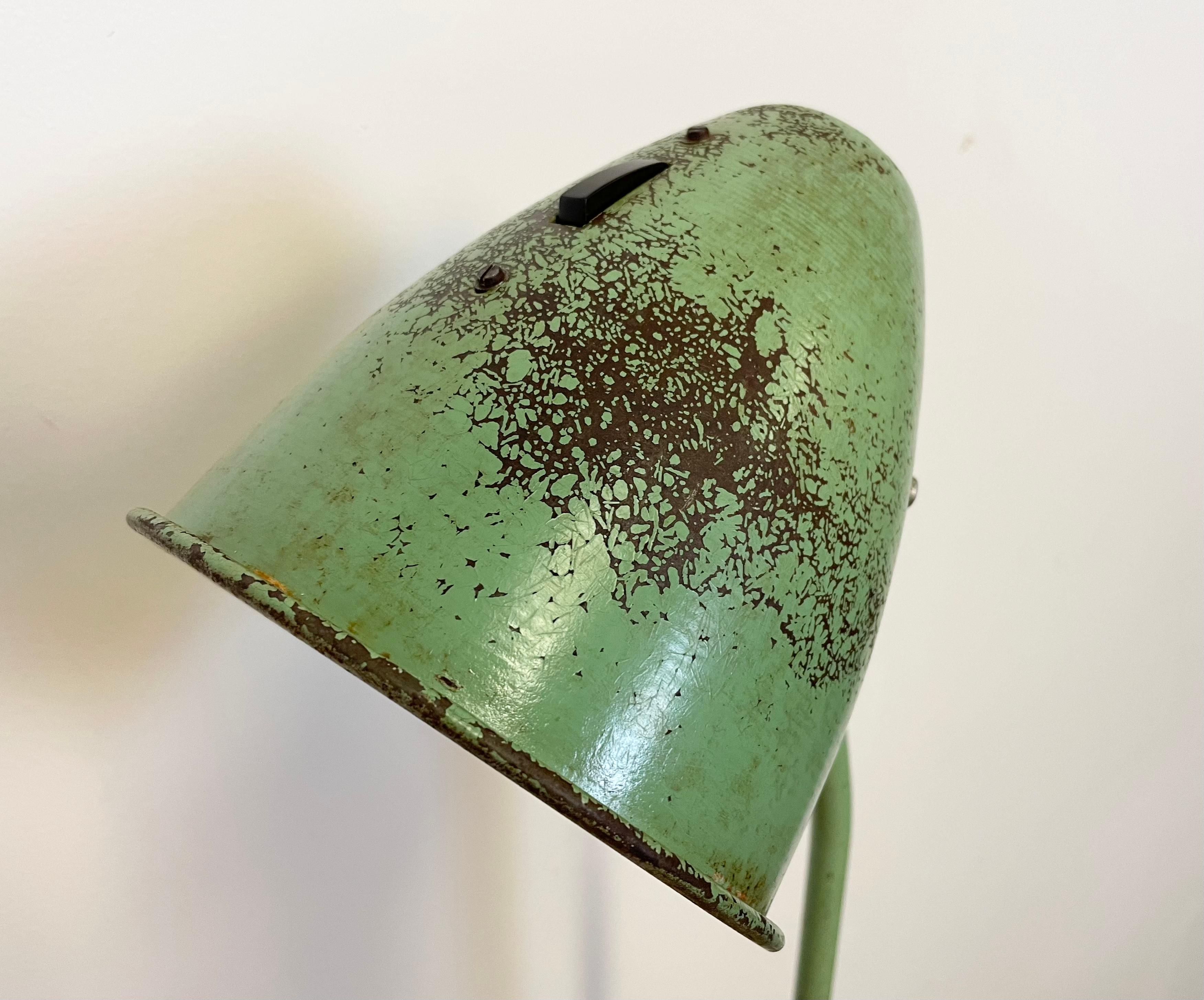 20ième siècle Lampe de table industrielle verte, années 1960 en vente