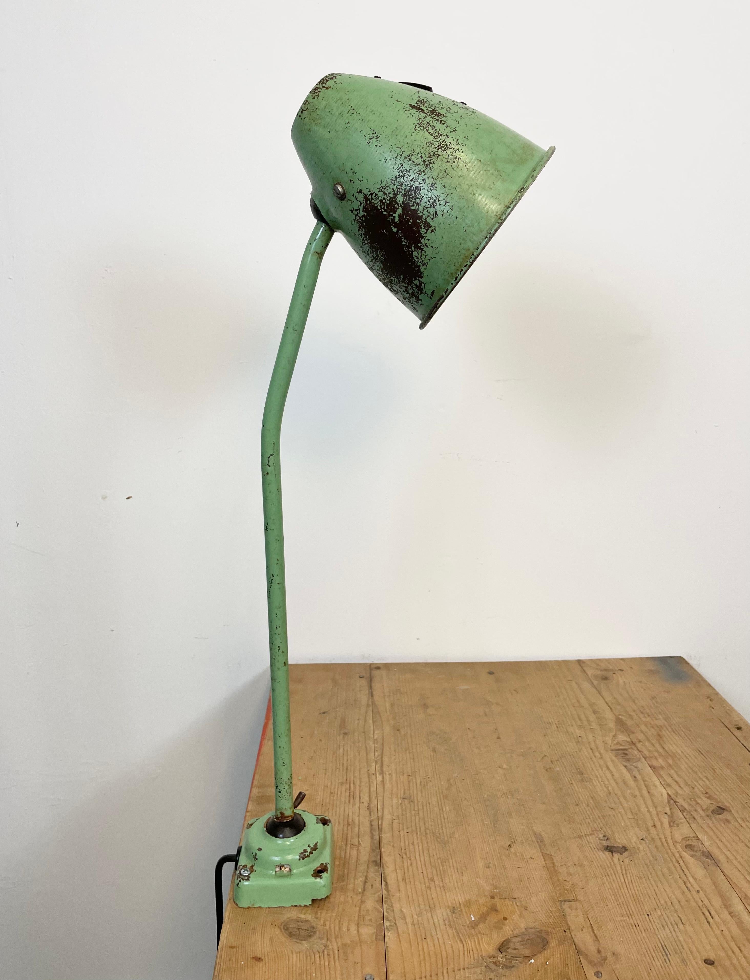 Fer Lampe de table industrielle verte, années 1960 en vente