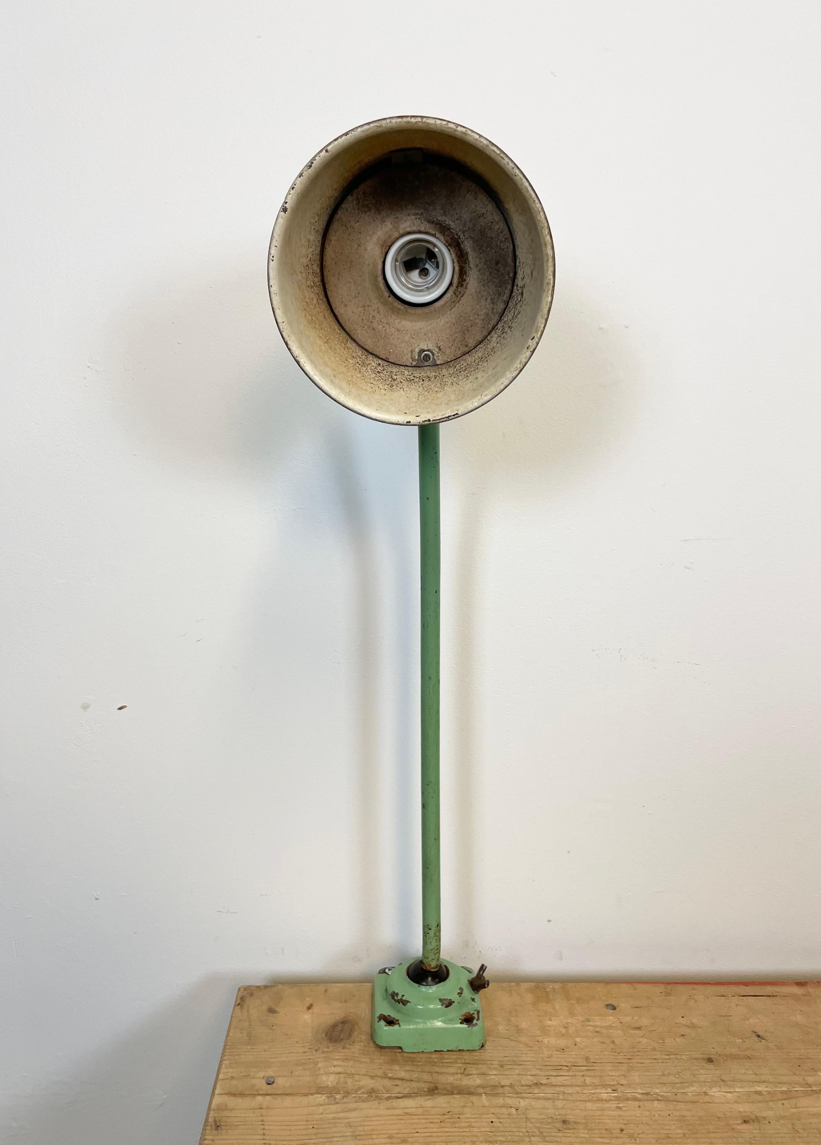 Lampe de table industrielle verte, années 1960 en vente 1