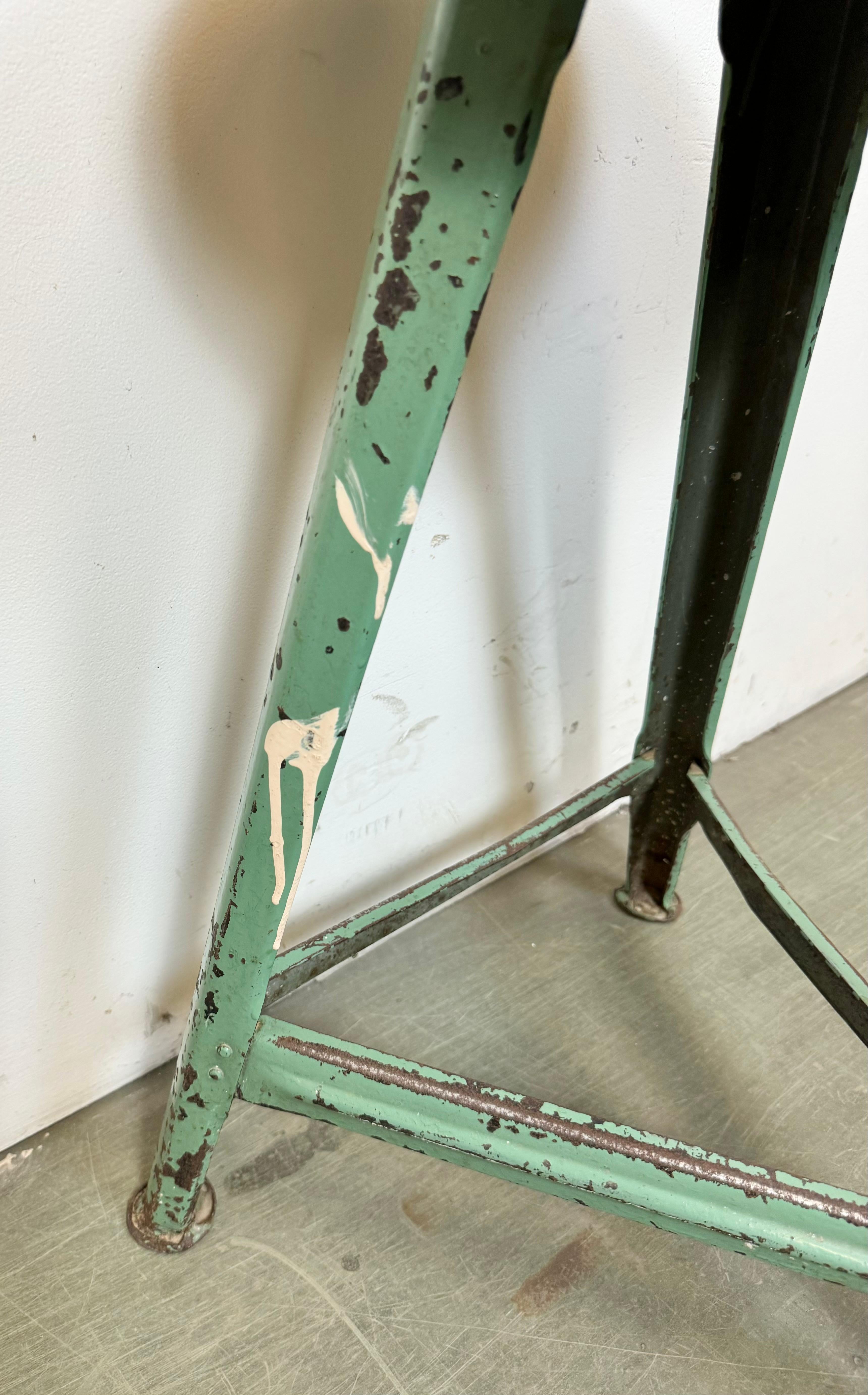 Tabouret d'atelier industriel vert, années 1960 en vente 4