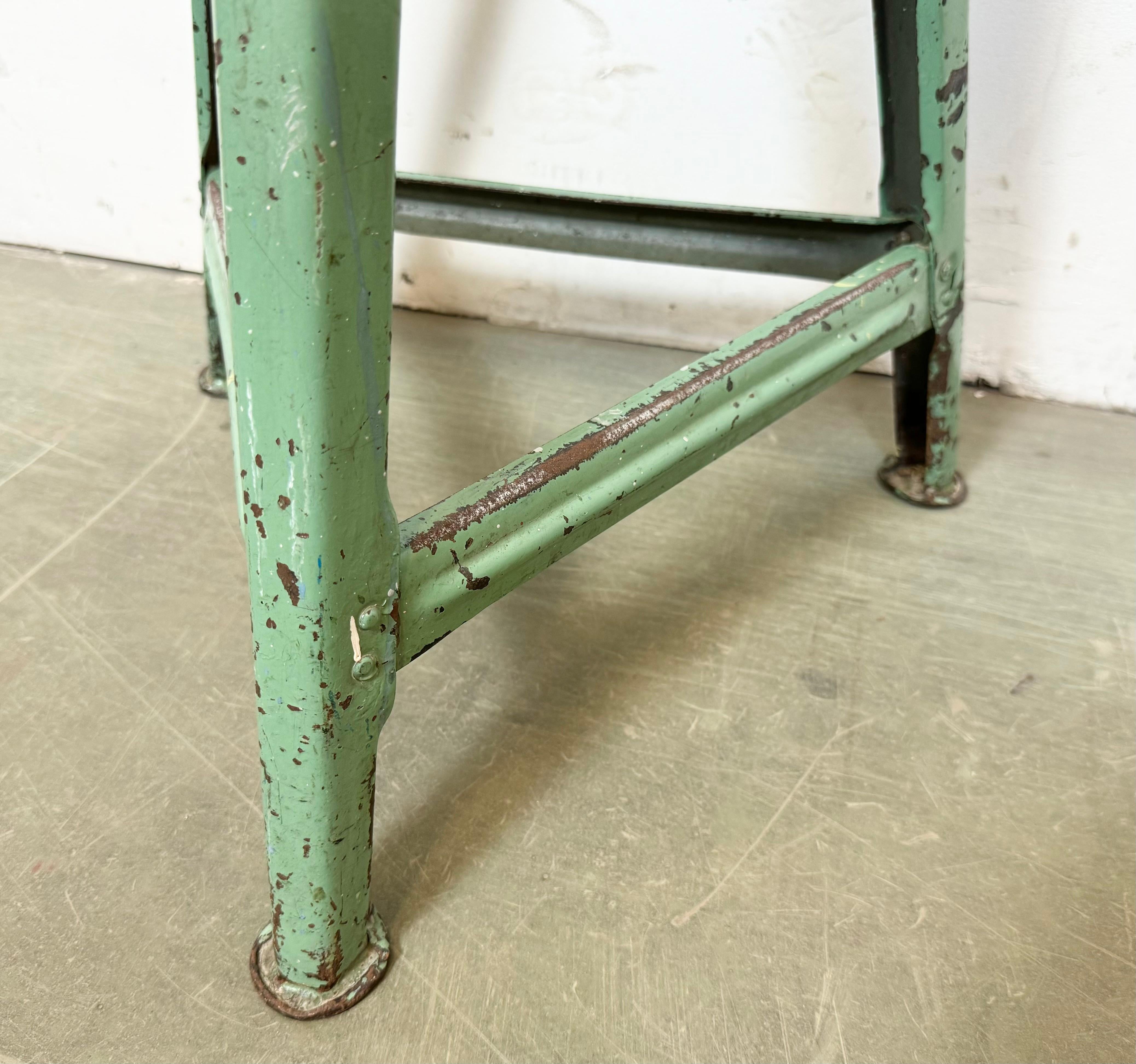 Tabouret d'atelier industriel vert, années 1960 en vente 4