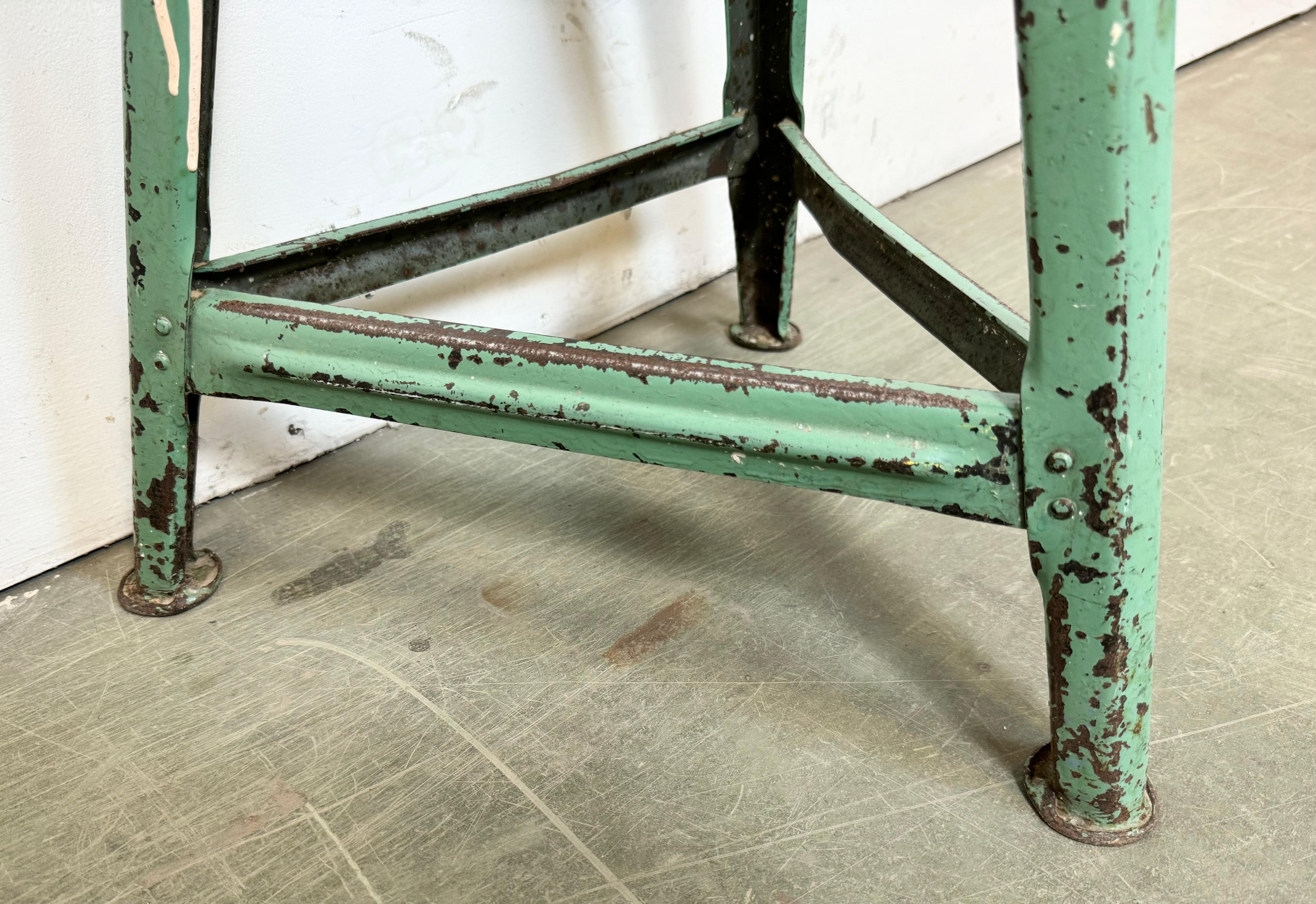 Tabouret d'atelier industriel vert, années 1960 en vente 5