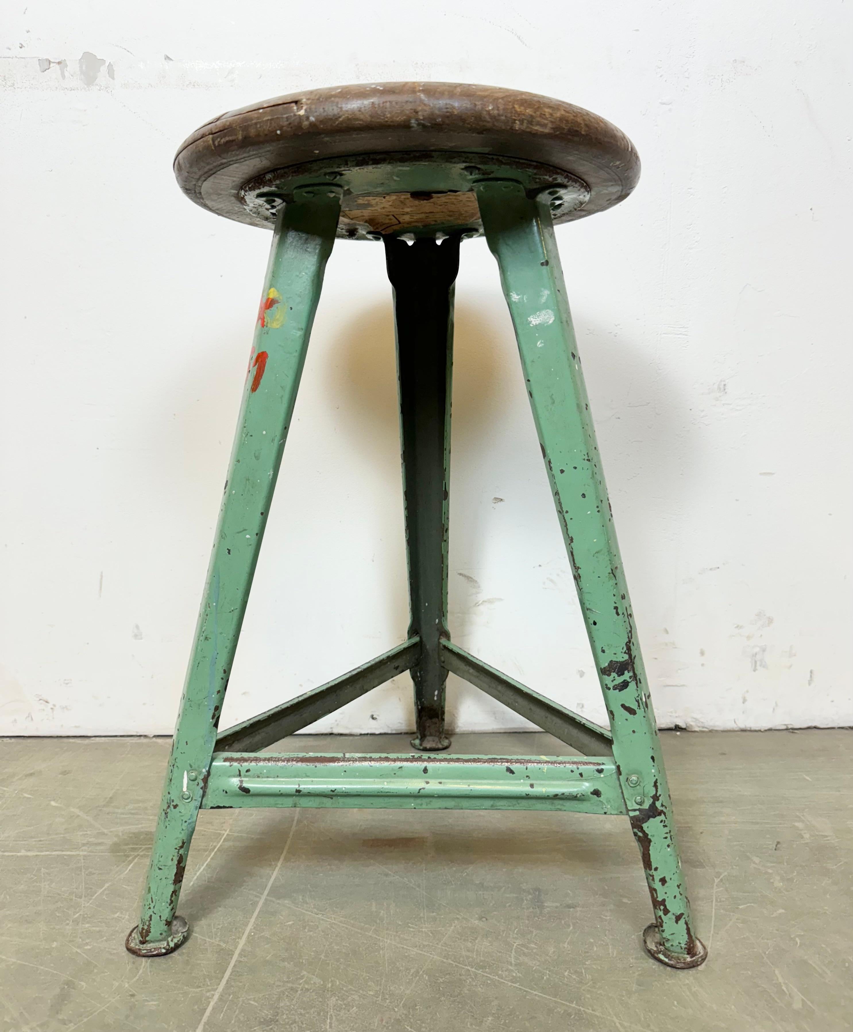 Tabouret d'atelier industriel vert, années 1960 en vente 6
