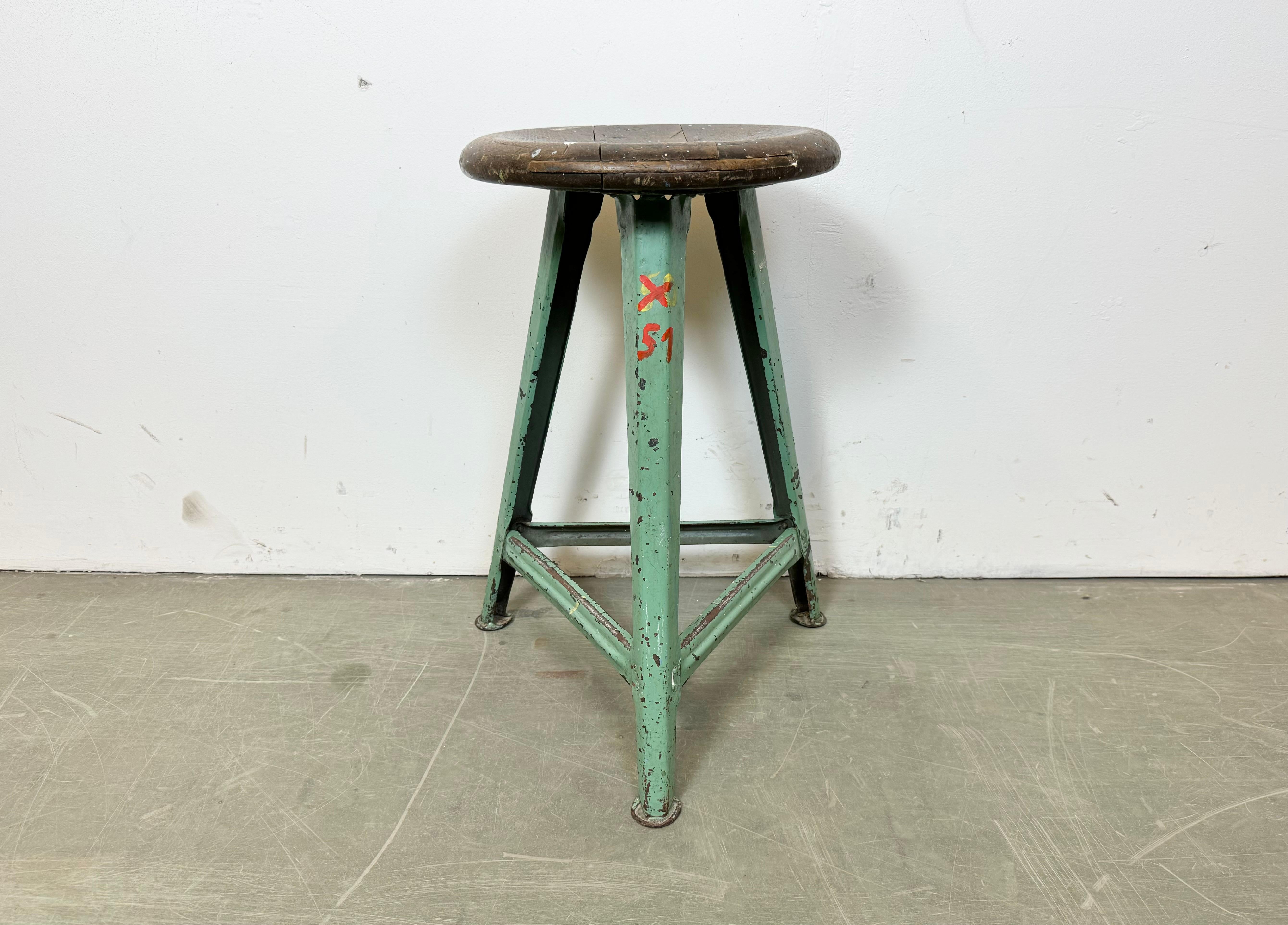 Tabouret d'usine industriel vintage fabriqué en ex-Tchécoslovaquie dans les années 1960 Il présente une assise en bois et une structure en métal vert. Le poids du tabouret est de 4,8 kg.
Le diamètre du siège est de 34 cm.