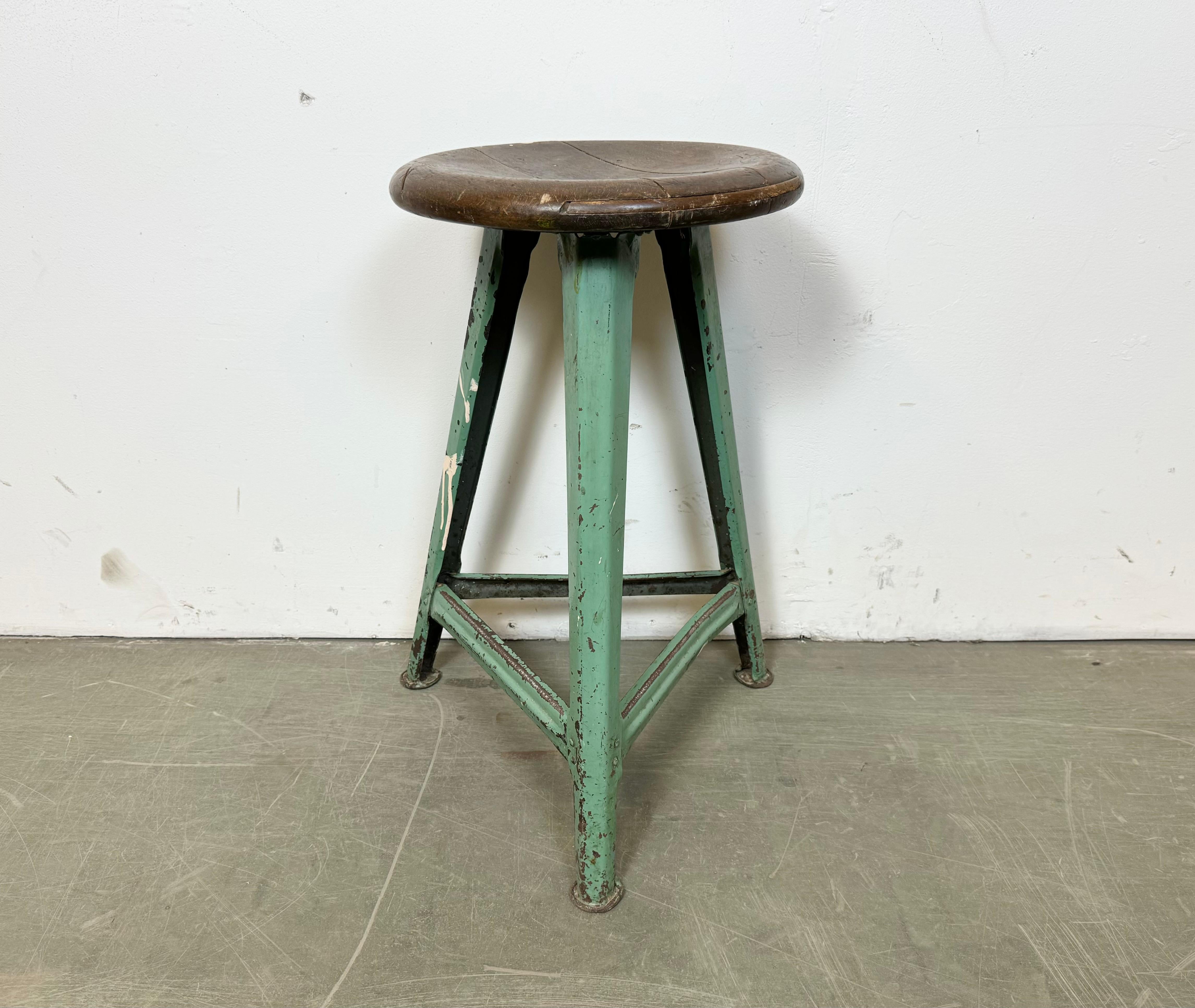 Tabouret d'usine industriel vintage fabriqué en ex-Tchécoslovaquie dans les années 1960 Il présente une assise en bois et une structure en métal vert. Le poids du tabouret est de 4,8 kg.
Le diamètre du siège est de 34 cm.