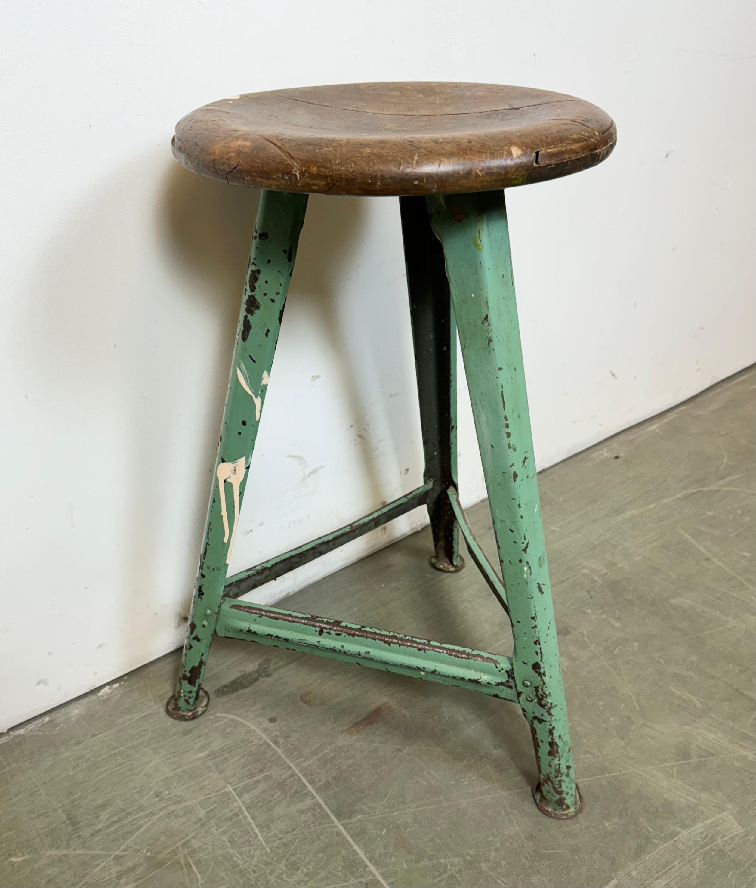 Tabouret d'atelier industriel vert, années 1960 Bon état - En vente à Kojetice, CZ