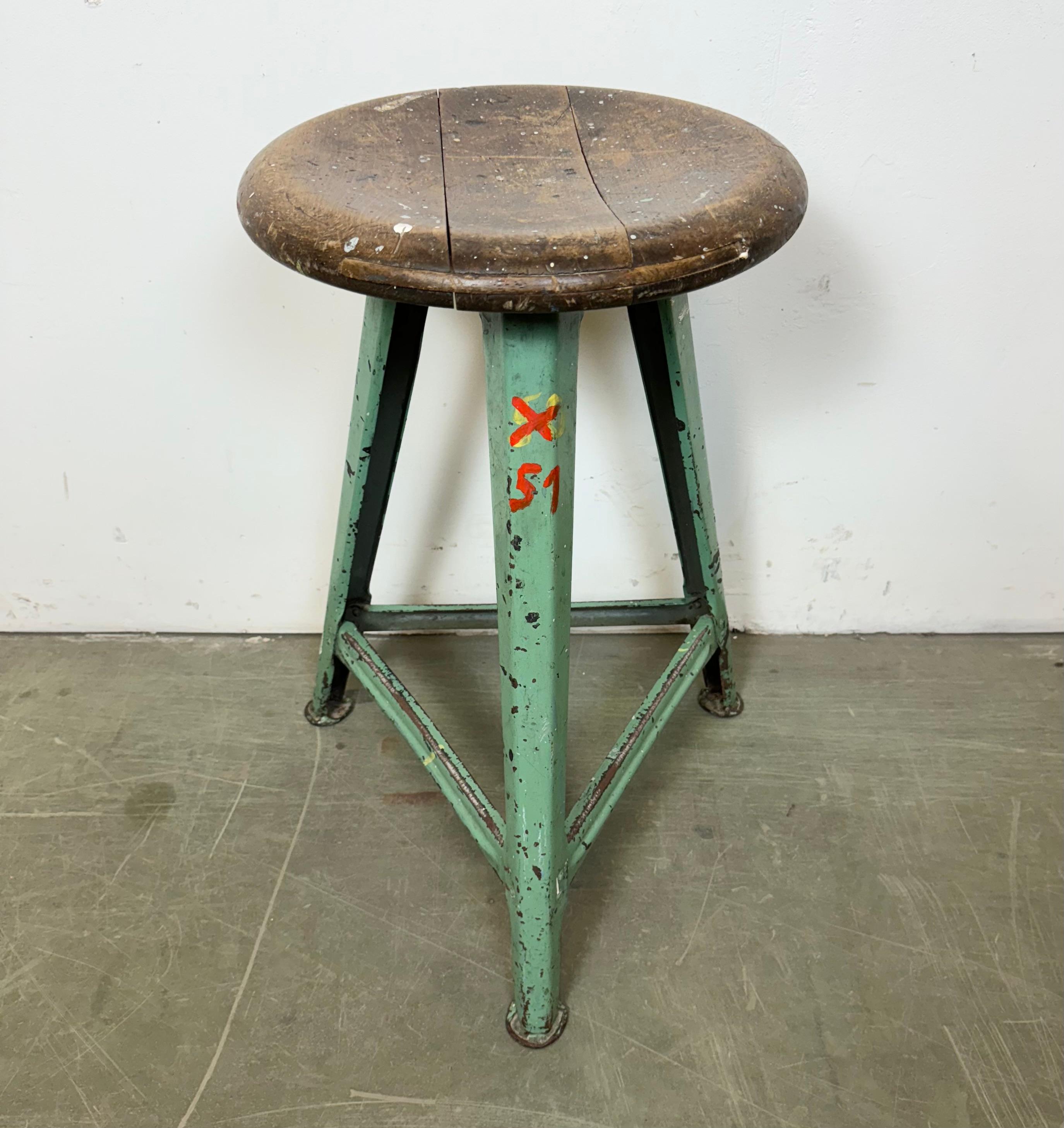 Tabouret d'atelier industriel vert, années 1960 Bon état - En vente à Kojetice, CZ