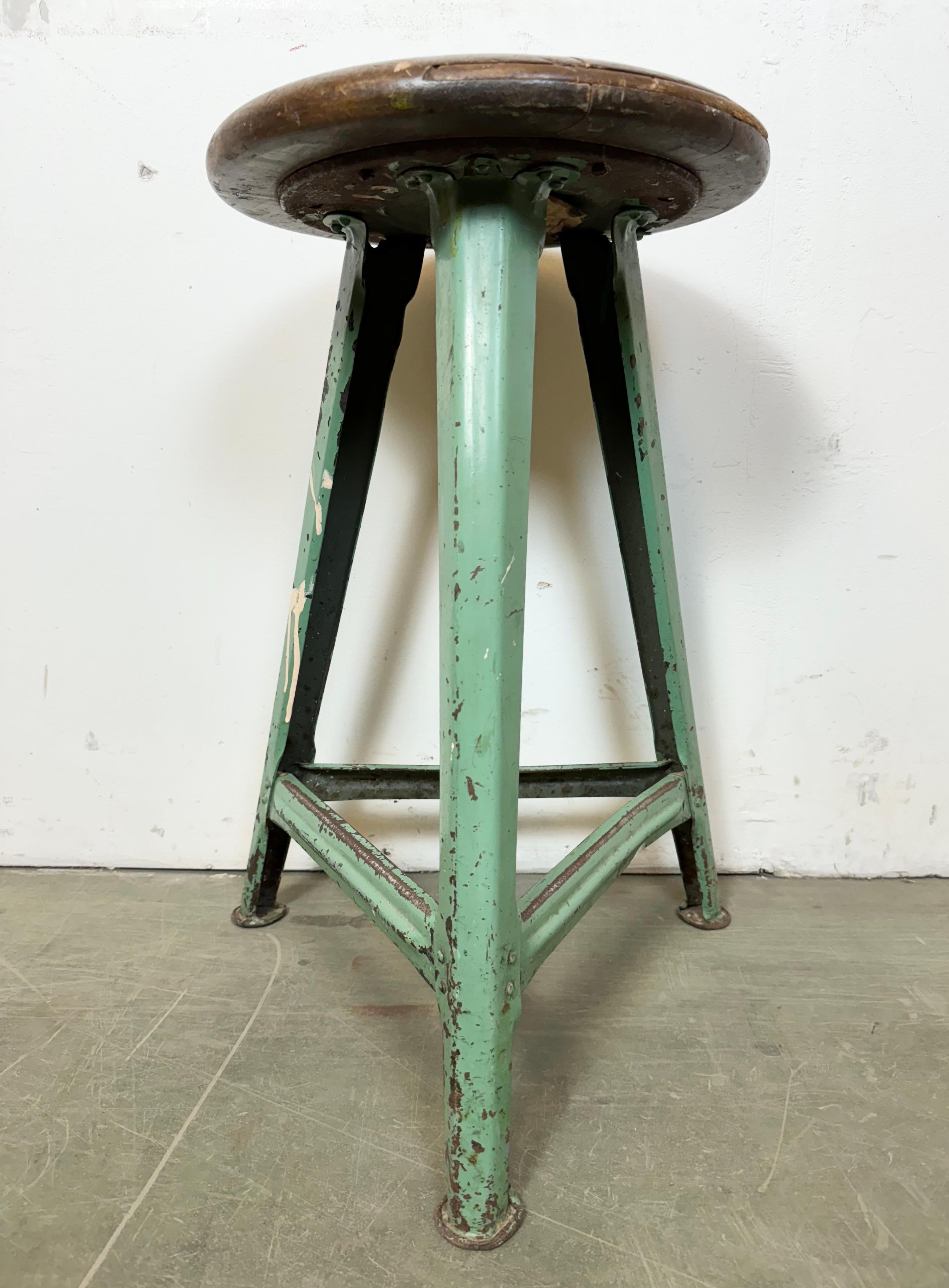 Fer Tabouret d'atelier industriel vert, années 1960 en vente