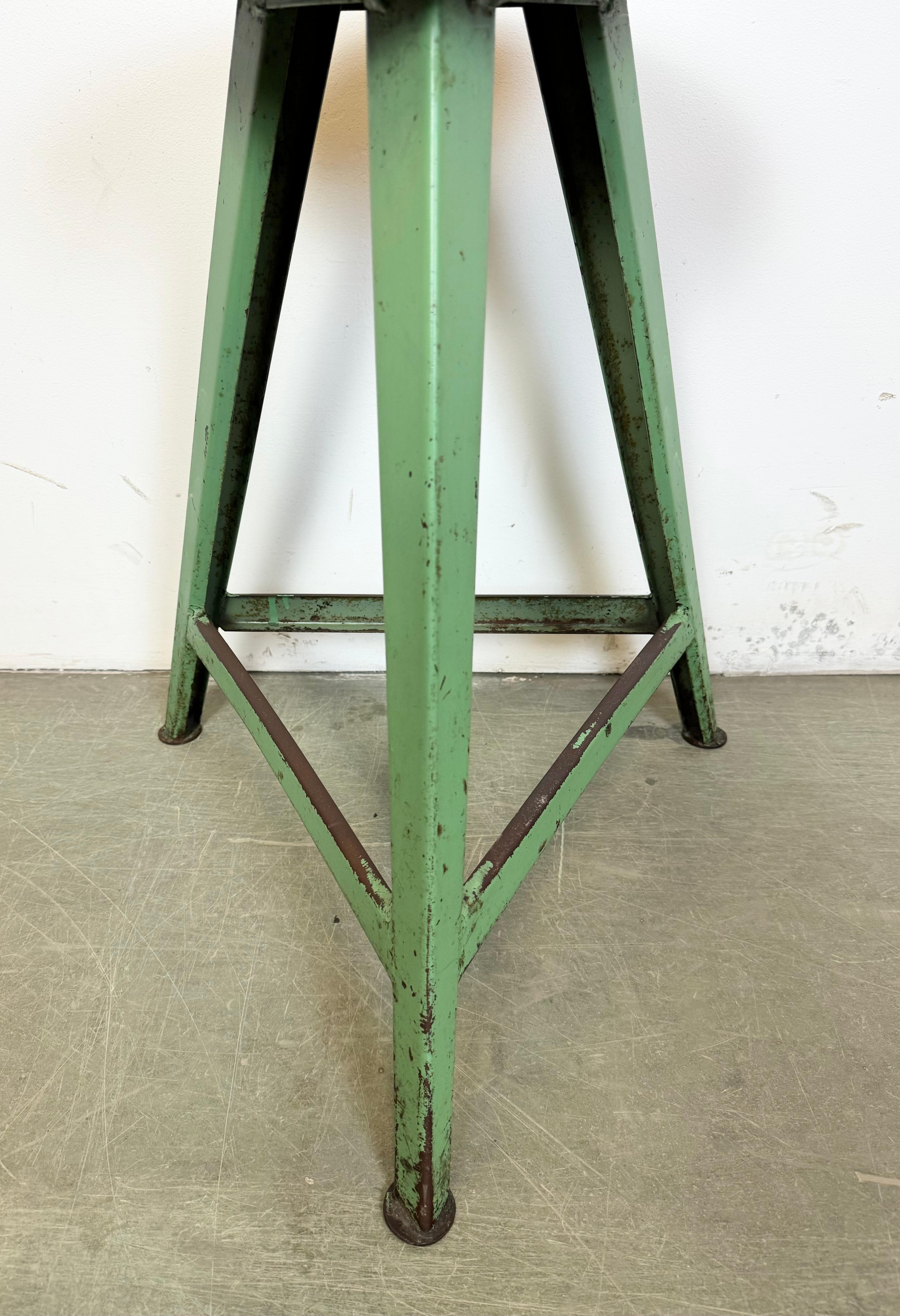 Fer Tabouret d'atelier industriel vert, années 1960 en vente