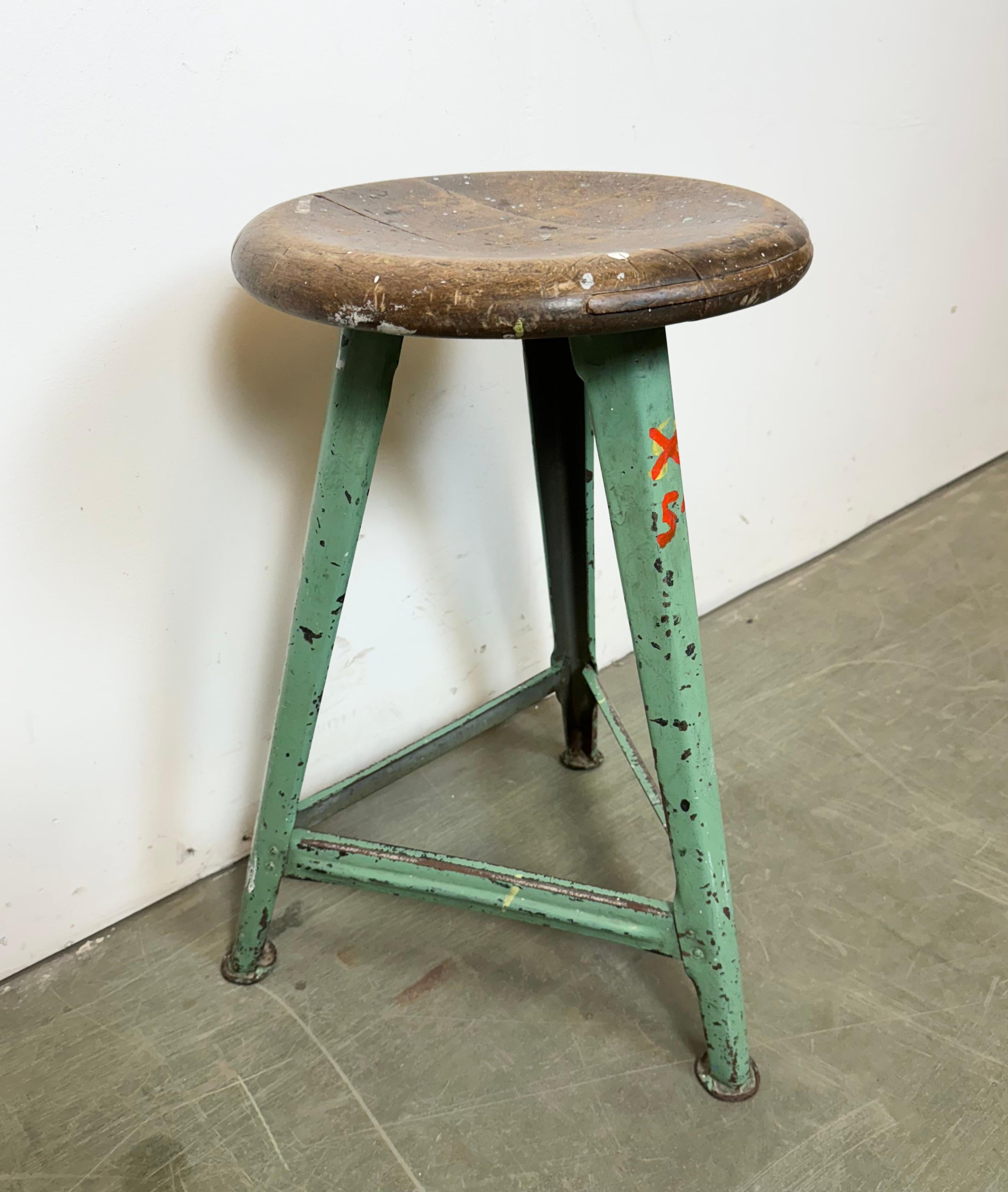 Fer Tabouret d'atelier industriel vert, années 1960 en vente