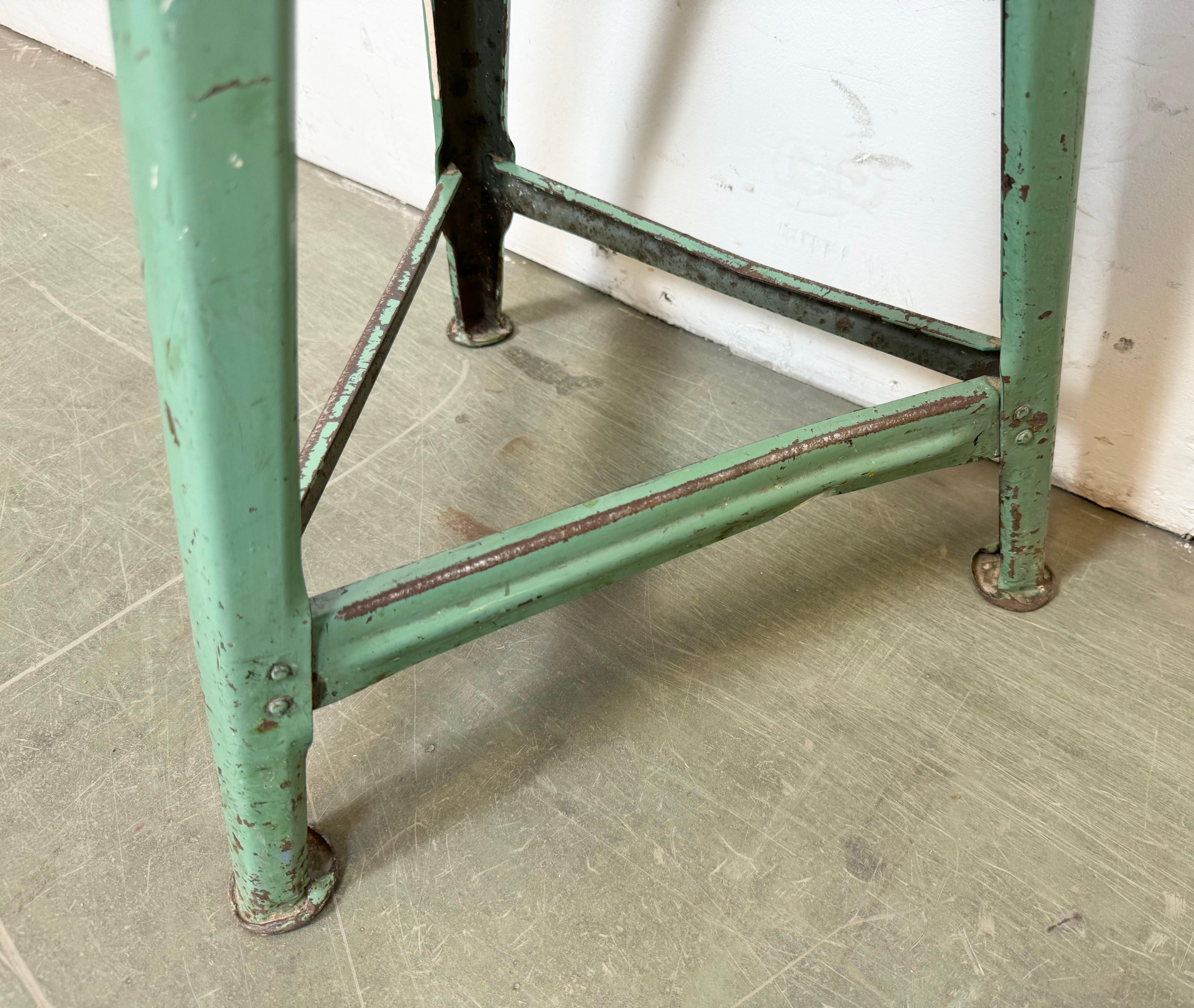 Tabouret d'atelier industriel vert, années 1960 en vente 1