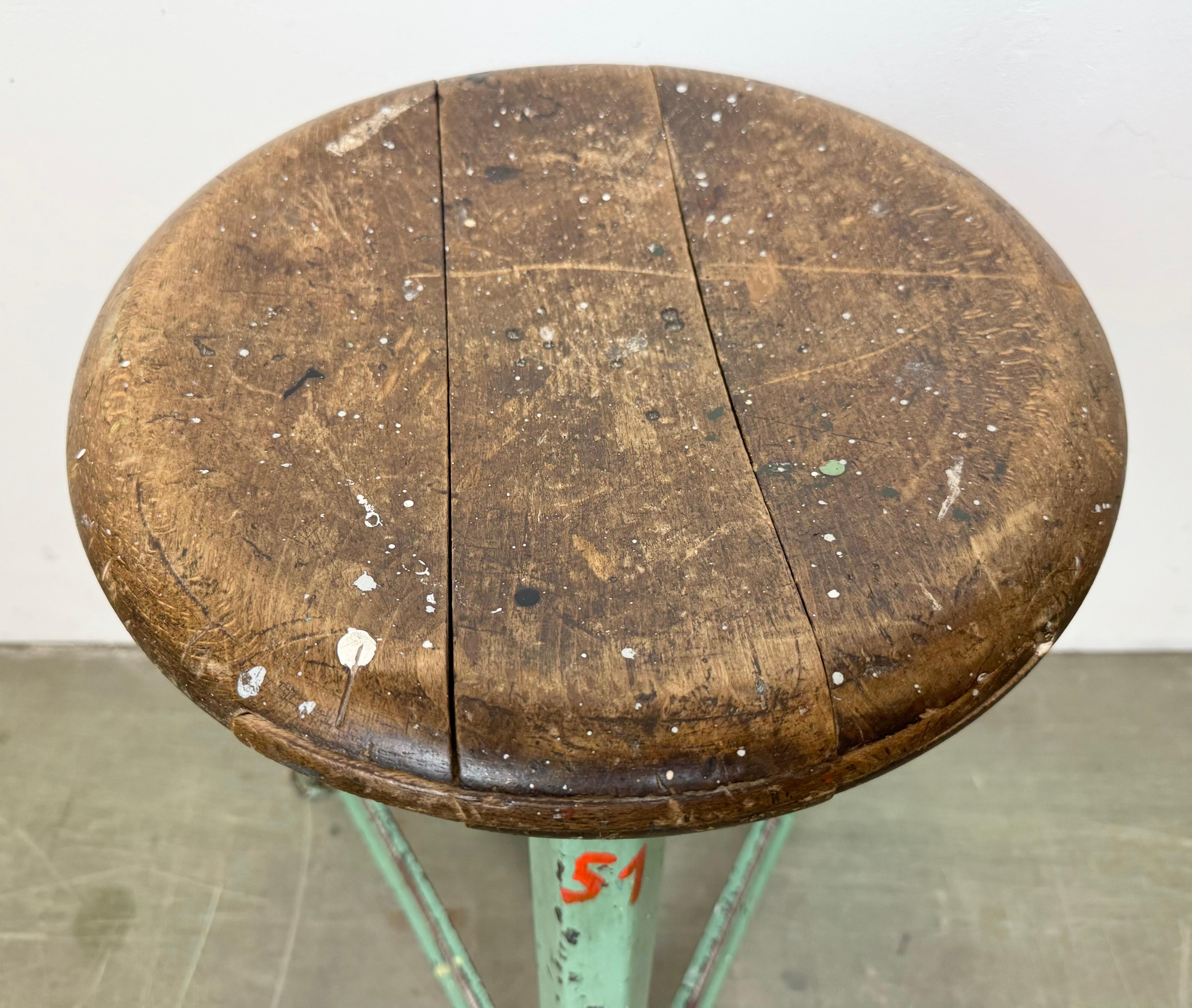 Tabouret d'atelier industriel vert, années 1960 en vente 1