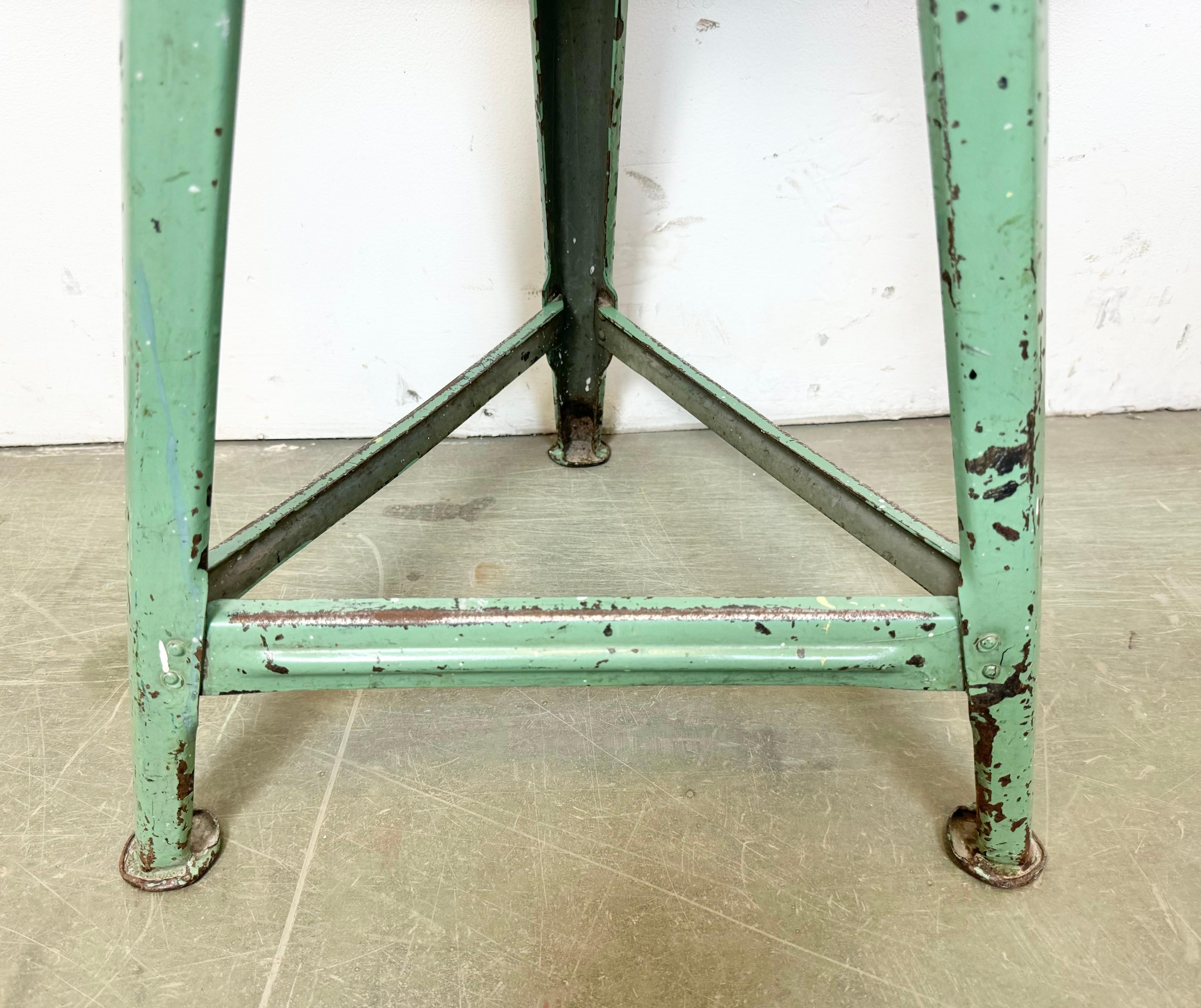 Tabouret d'atelier industriel vert, années 1960 en vente 2