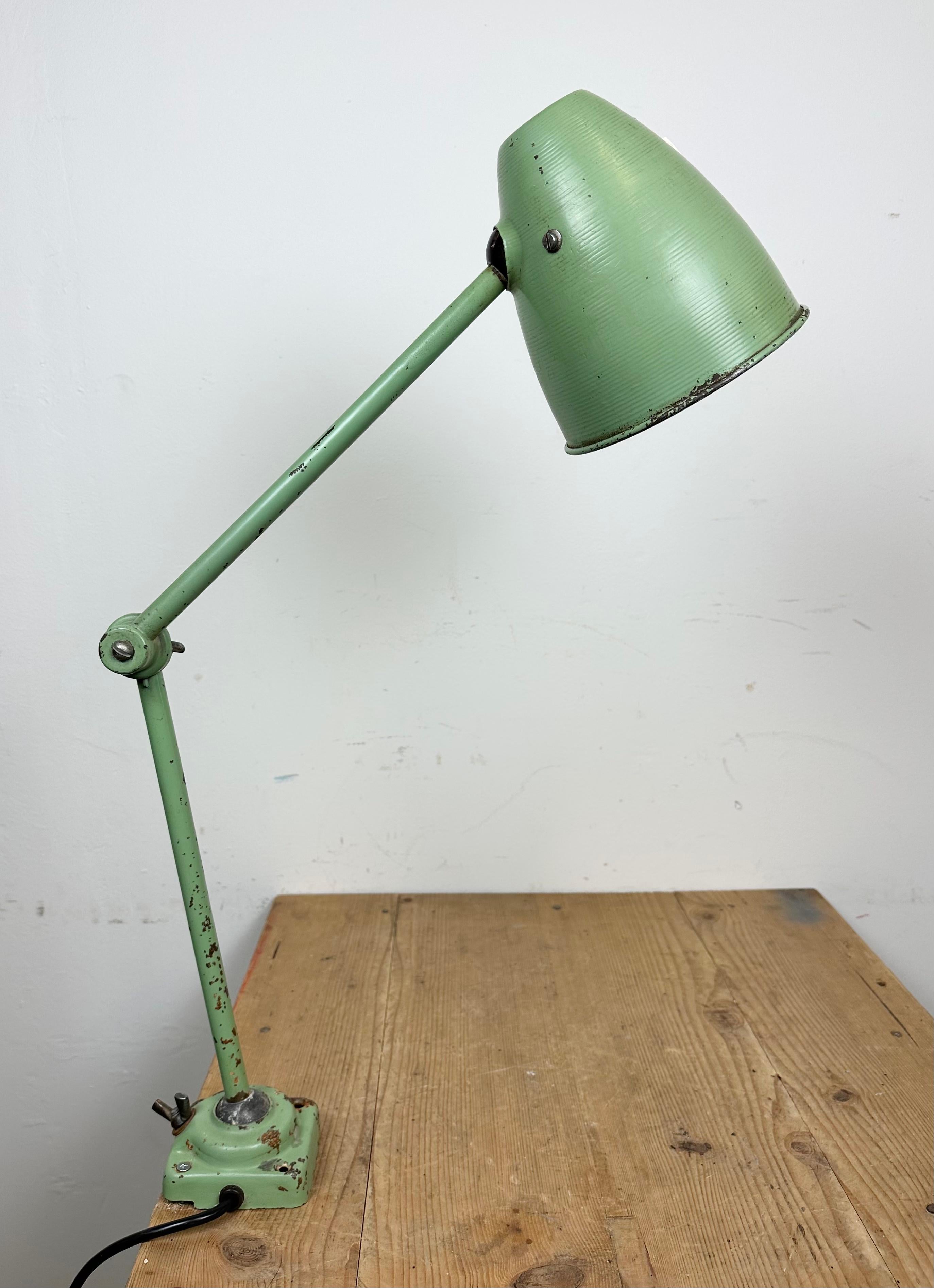 Lampe de table d'atelier industrielle verte, années 1960 en vente 3