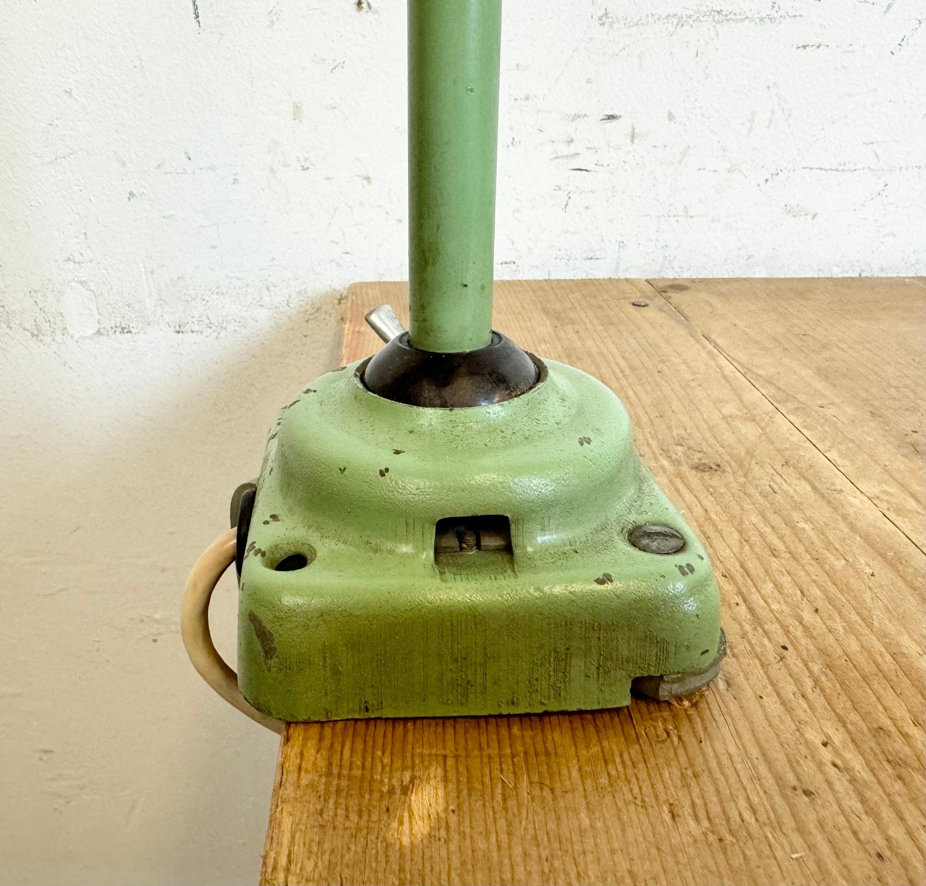 Lampe de table d'atelier industrielle verte, années 1960 en vente 4