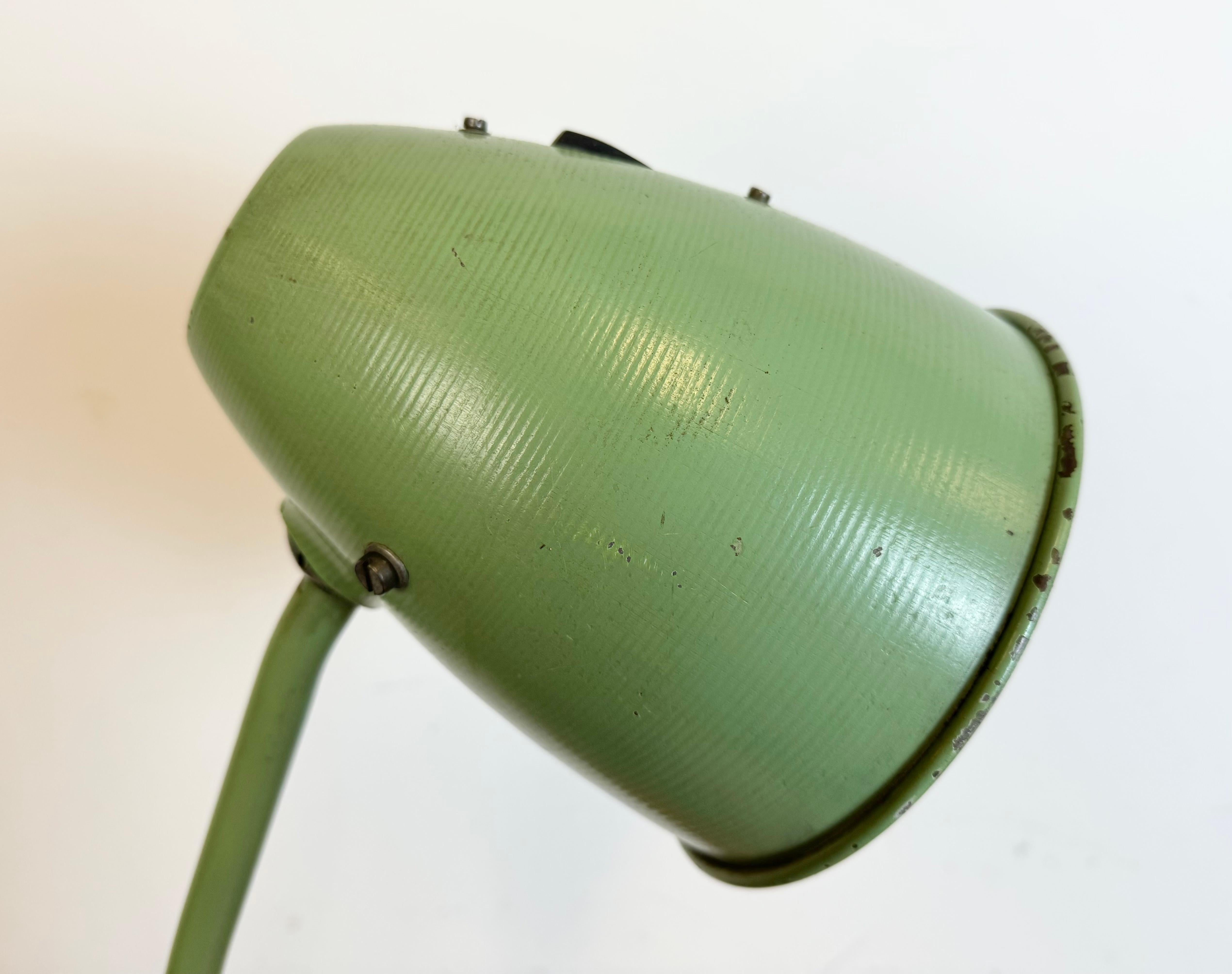 Lampe de table d'atelier industrielle verte, années 1960 en vente 5