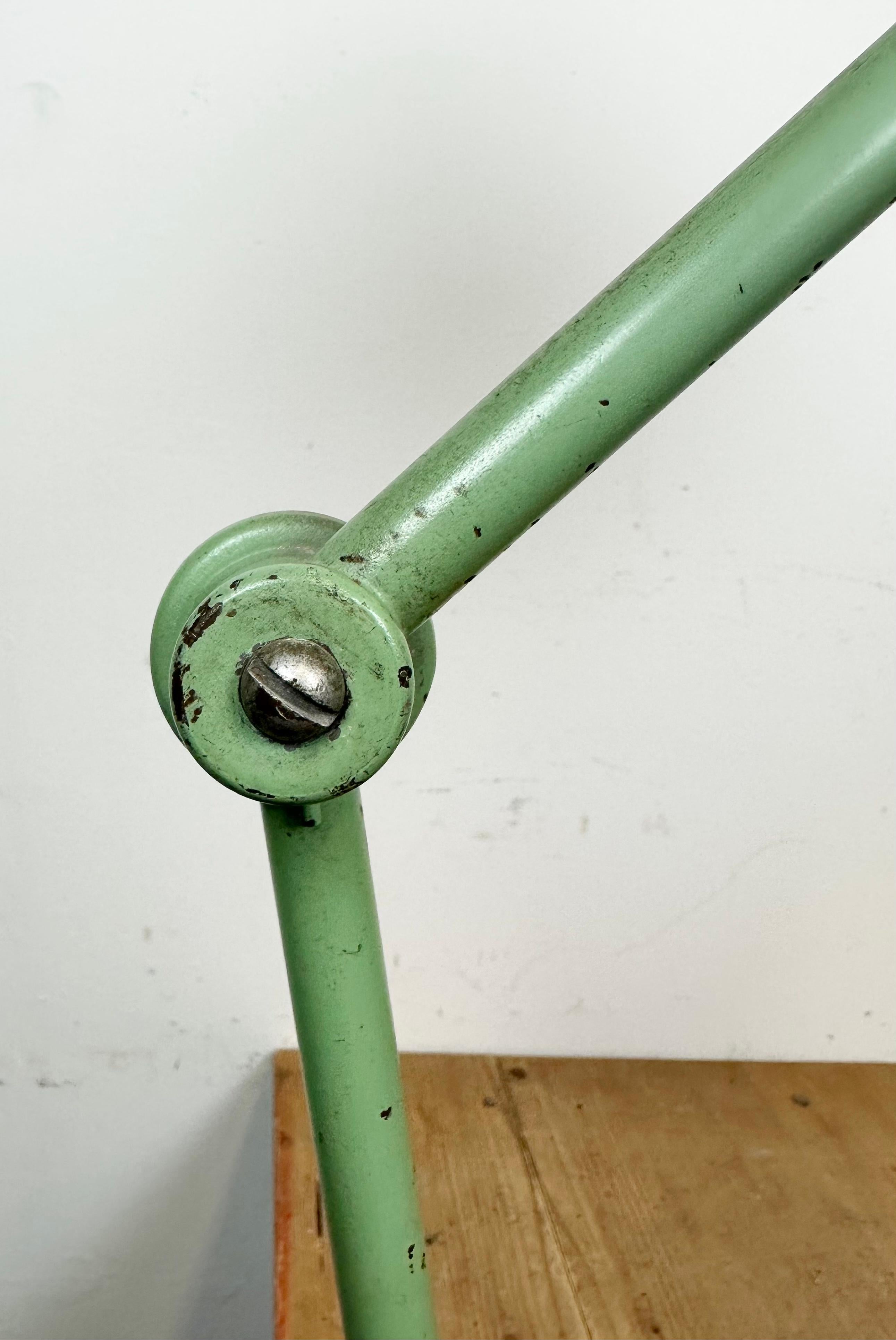 Lampe de table d'atelier industrielle verte, années 1960 en vente 6