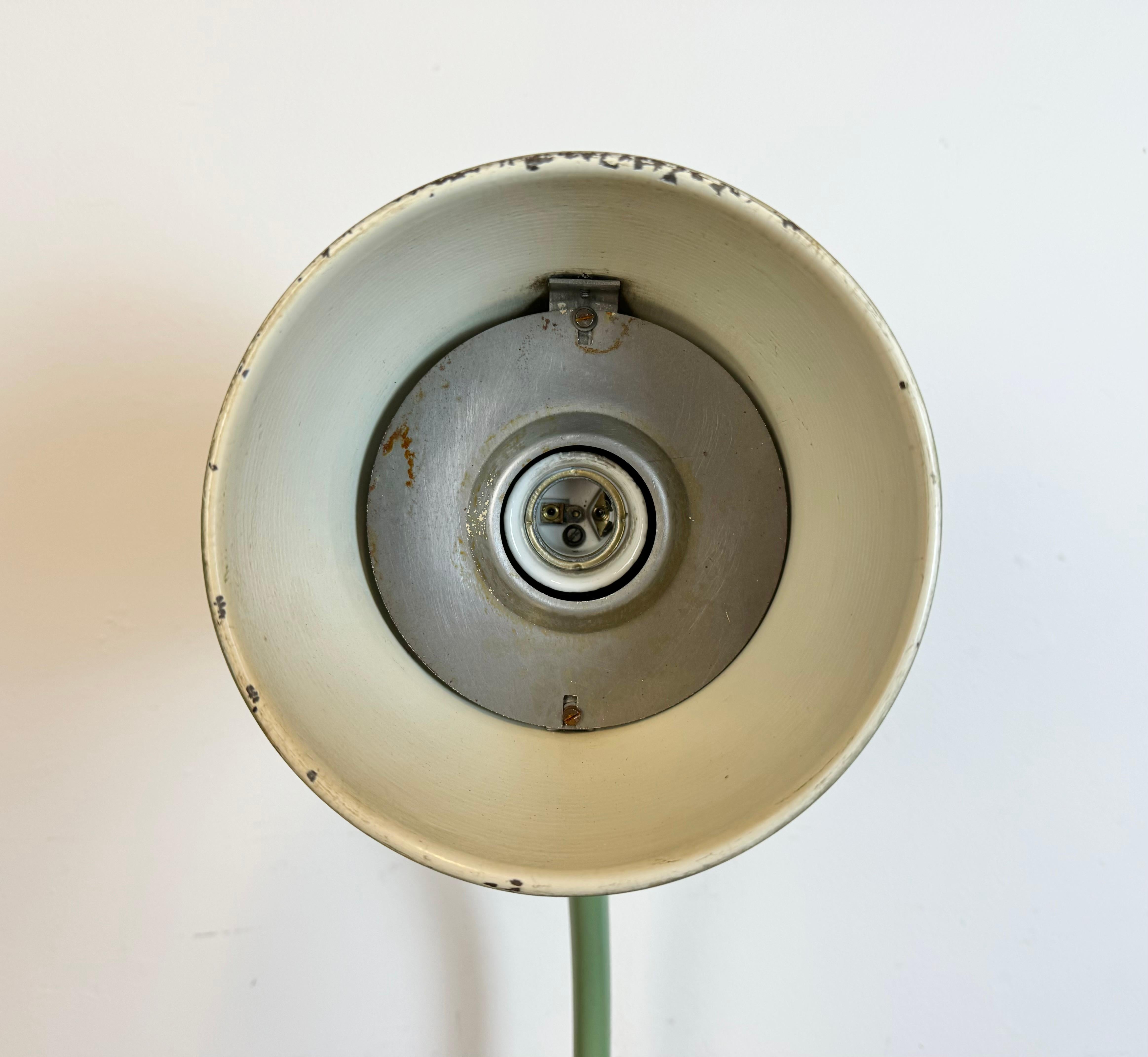 Lampe de table d'atelier industrielle verte, années 1960 en vente 6