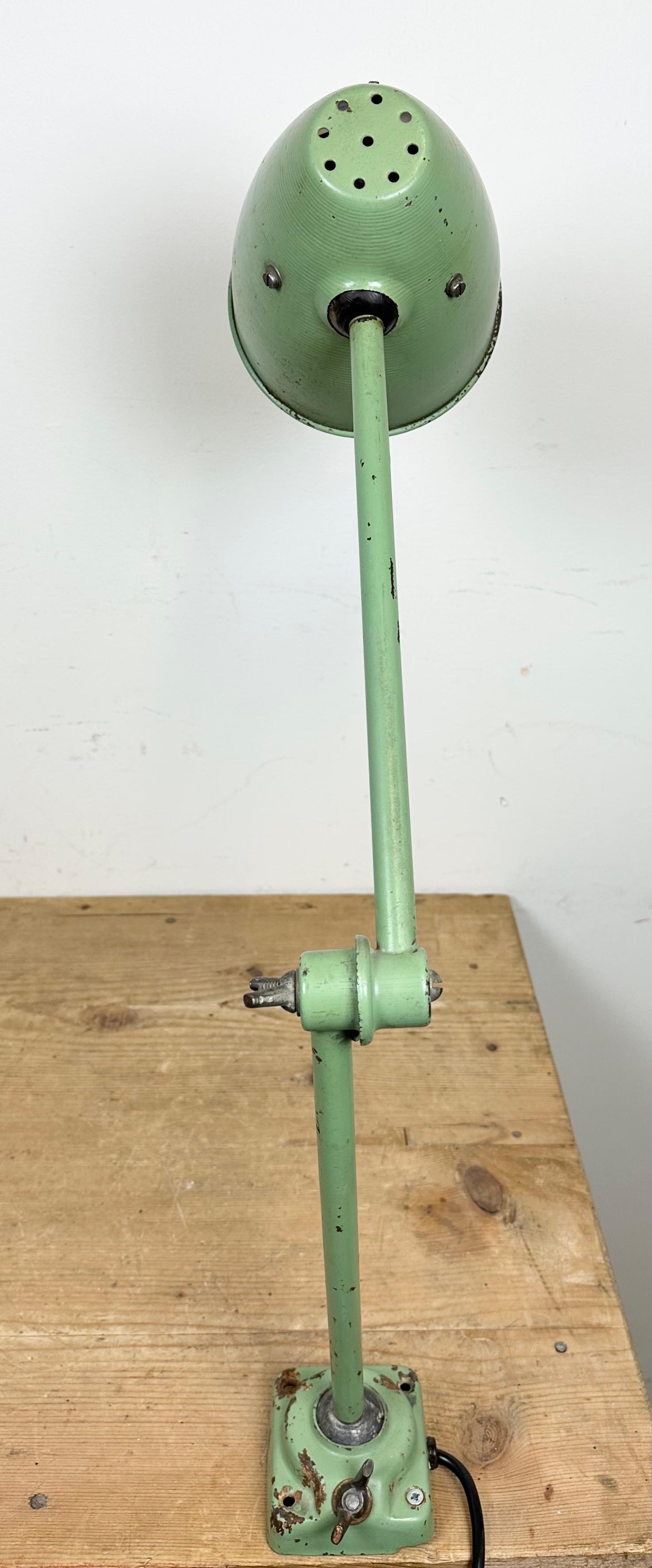 Lampe de table d'atelier industrielle verte, années 1960 en vente 7