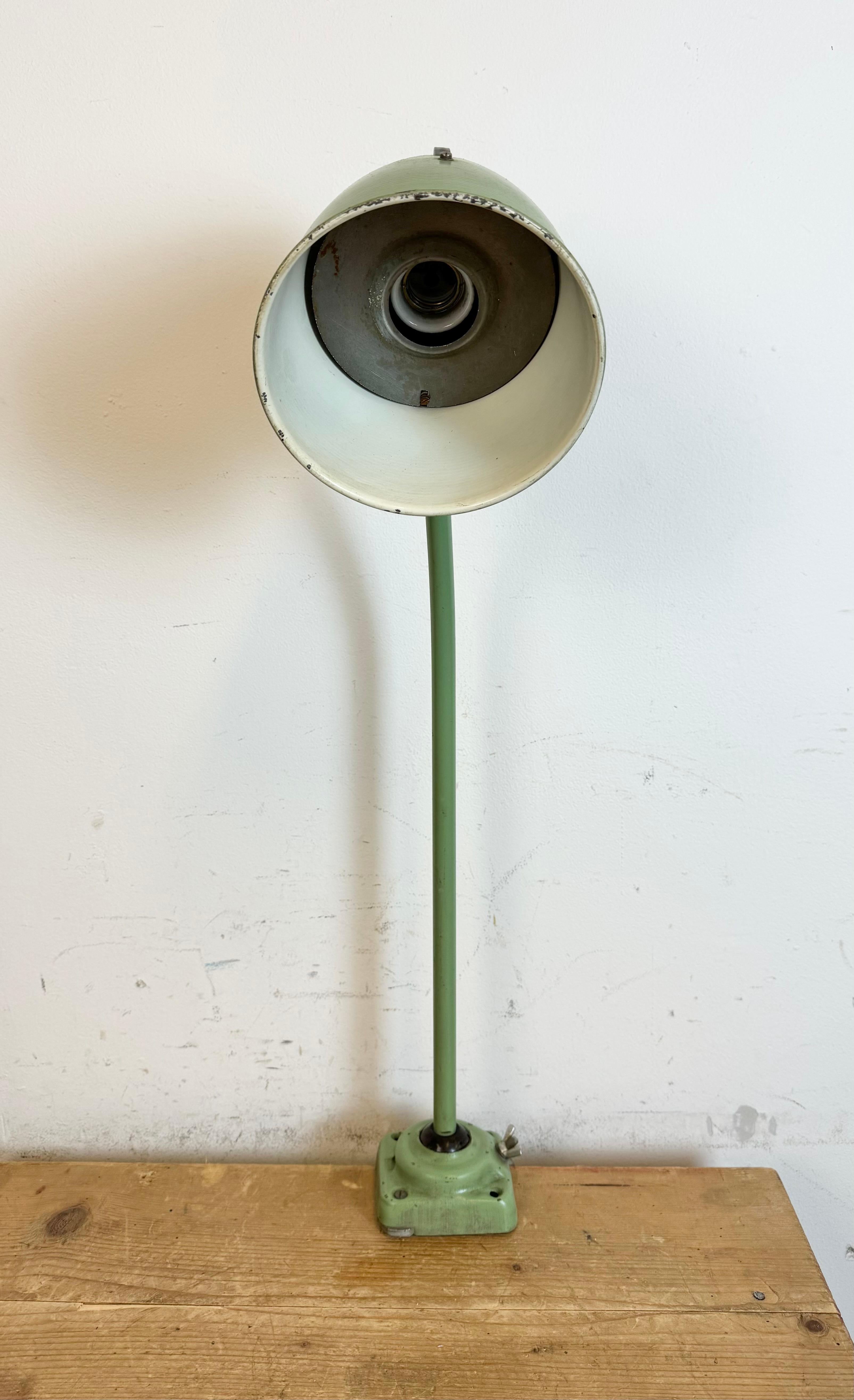 Lampe de table d'atelier industrielle verte, années 1960 en vente 7