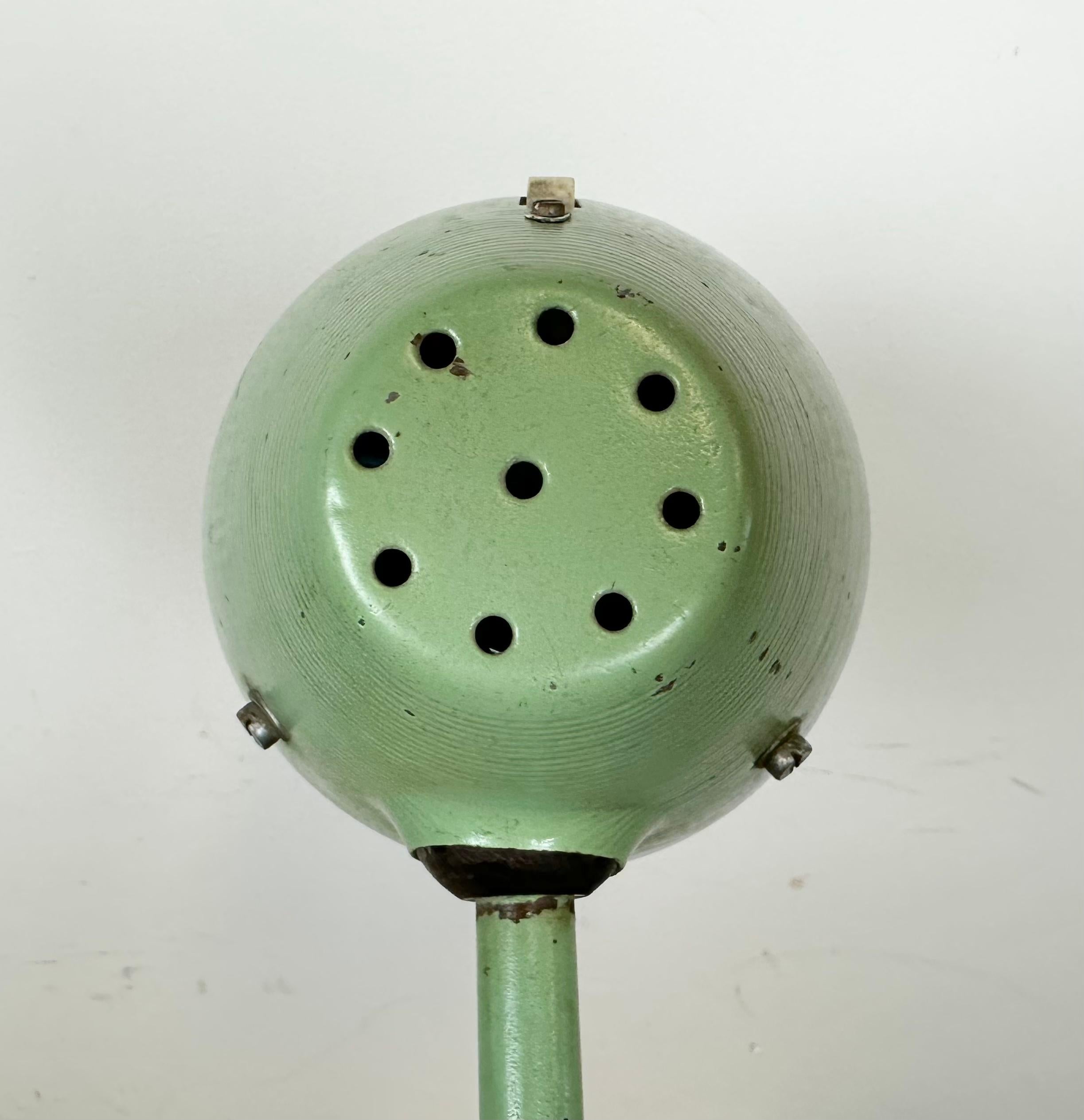 Lampe de table d'atelier industrielle verte, années 1960 en vente 8